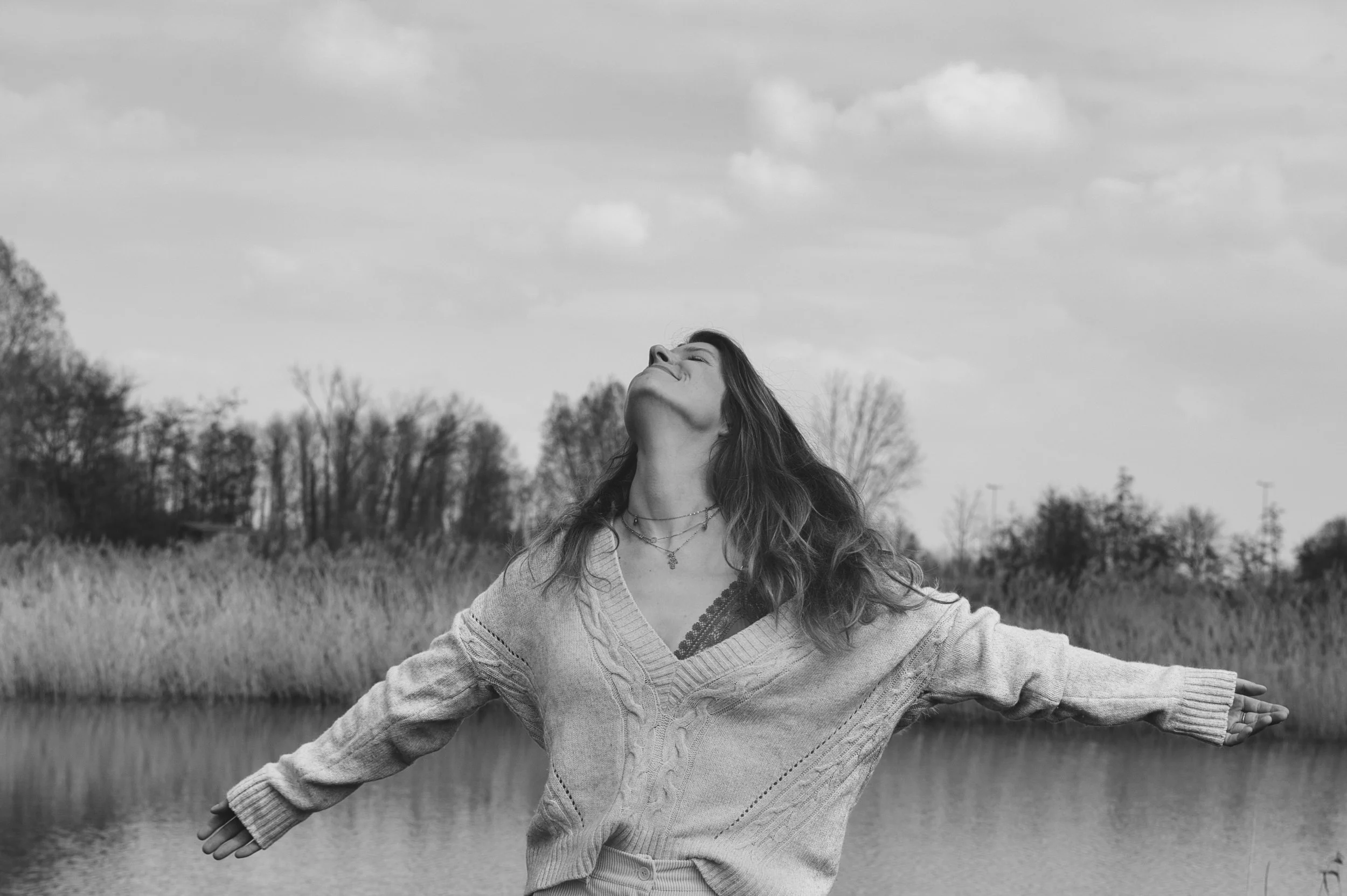 Parelveld ⎟Vrouw geniet met open armen ⎟Lezing Parelveld