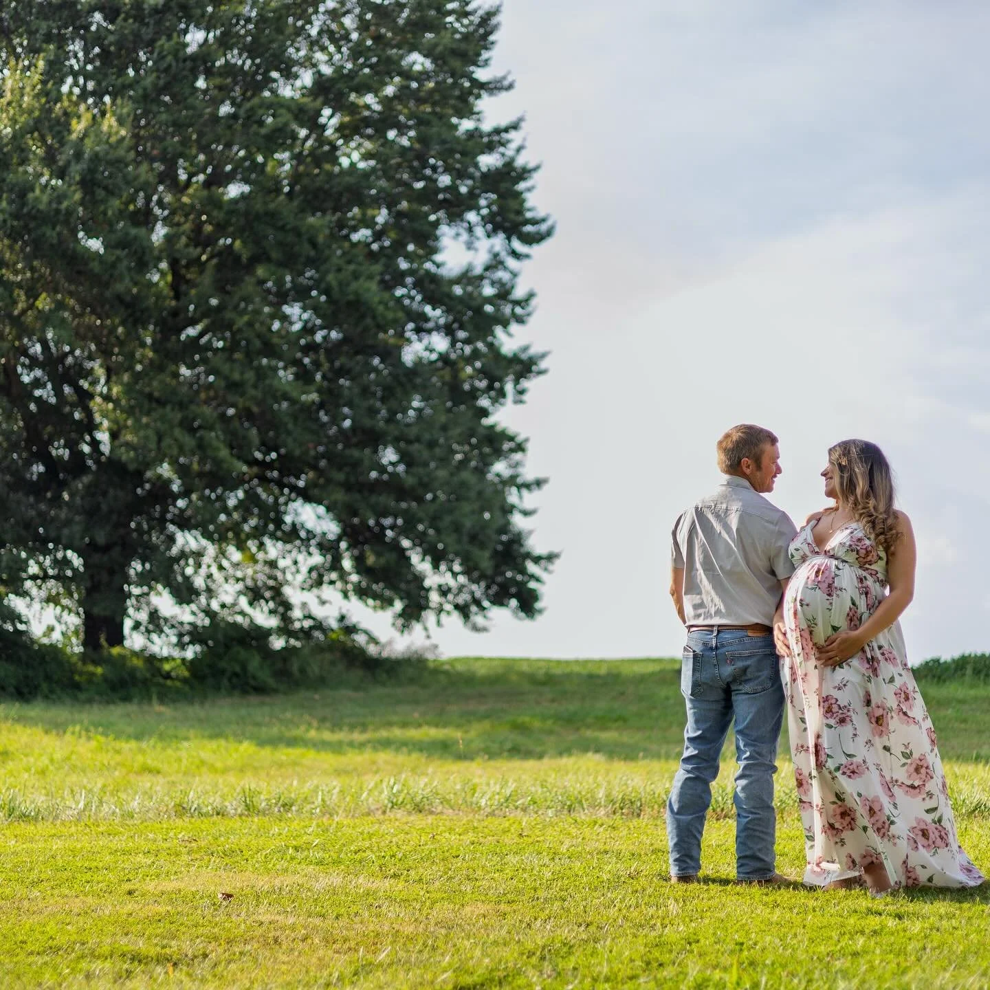 Love, laughter, and a little one on the way.✨
.
.
#MaternityPhotography #MaternityPhotoshoot #PregnancyGlow #MaternityStyle #BumpStyle #MomToBe #DadToBe #MaternityInspiration #OutdoorMaternityShoot #MaternityPhotographer #MaternitySession #PregnancyP