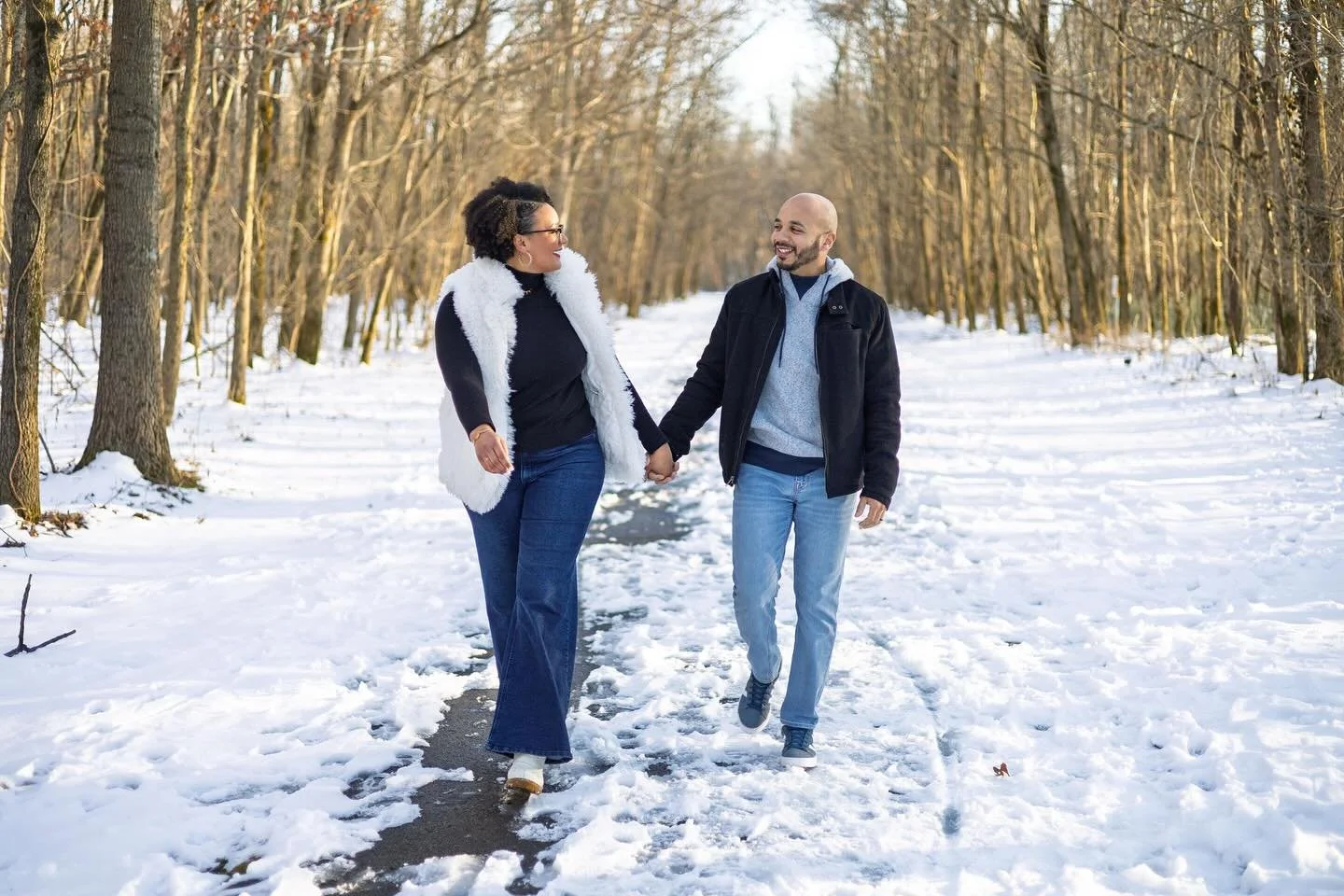 ❄️ Just a few days ago, we were embracing the beauty of the season with the last snow of the year&hellip; and now it&rsquo;s 70&deg;F! Missouri weather, am I right? 😂

Had a blast capturing these cozy moments during a snow day mini session! Who knew