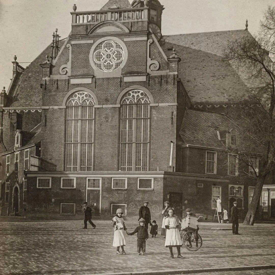 1915 &amp; Now: did you ever visit the Noorderkerk? The church, visible in this photo, is situated at Noordermarkt 44-48. The Noorderkerk was built in 1620-1623 based on a design of Hendrick de Keyser. The building is still in use as a church today a