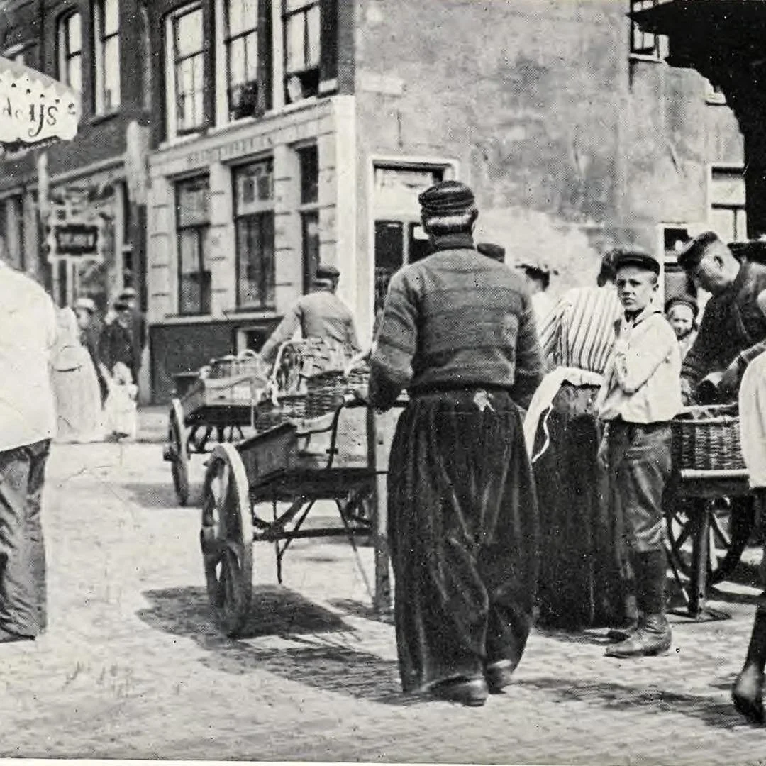 1898 &amp; Now: we start this week with a photo of Rozengracht. The picture was taken close to house number 93 and the entrance to Eerste Rozendwarsstraat on the right. The houses on the left are those of Rozengracht 77-91 (fltr). In the foreground, 