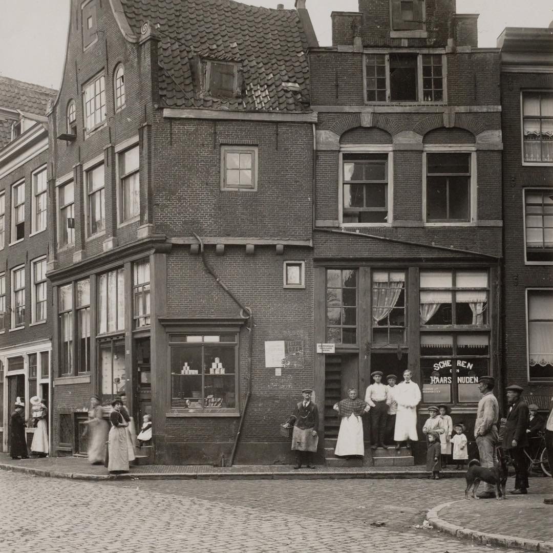 1912 &amp; Now: these lovely houses in today's photo were situated at Brouwersgracht 159-161 on the corner with Palmstraat 1-3, on the right. The corner building at Brouwersgracht 161 was home to a bakery. The adjacent building, at Palmstraat 1, was 