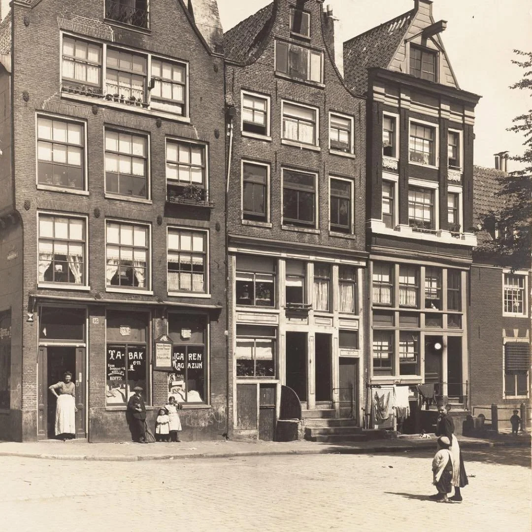 1920 &amp; Now: in this picture you see the houses at Palmgracht 46-36 (fltr) on the corner of Driehoekstraat, of which the entrance is partly visible on the left. At the time this 'then' photo was taken, the corner building at Palmgracht 46 was in u