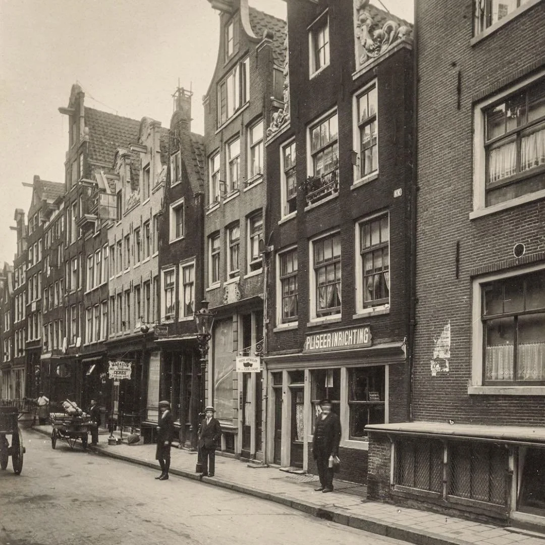 1917 &amp; Now: in this post you see the houses at Runstraat 2-22 (frtl). The photo was taken at Keizersgracht, next to the corner building of Keizersgracht 400, and looking in the direction of Prinsengracht in the far back of the photo. #thenandnowa
