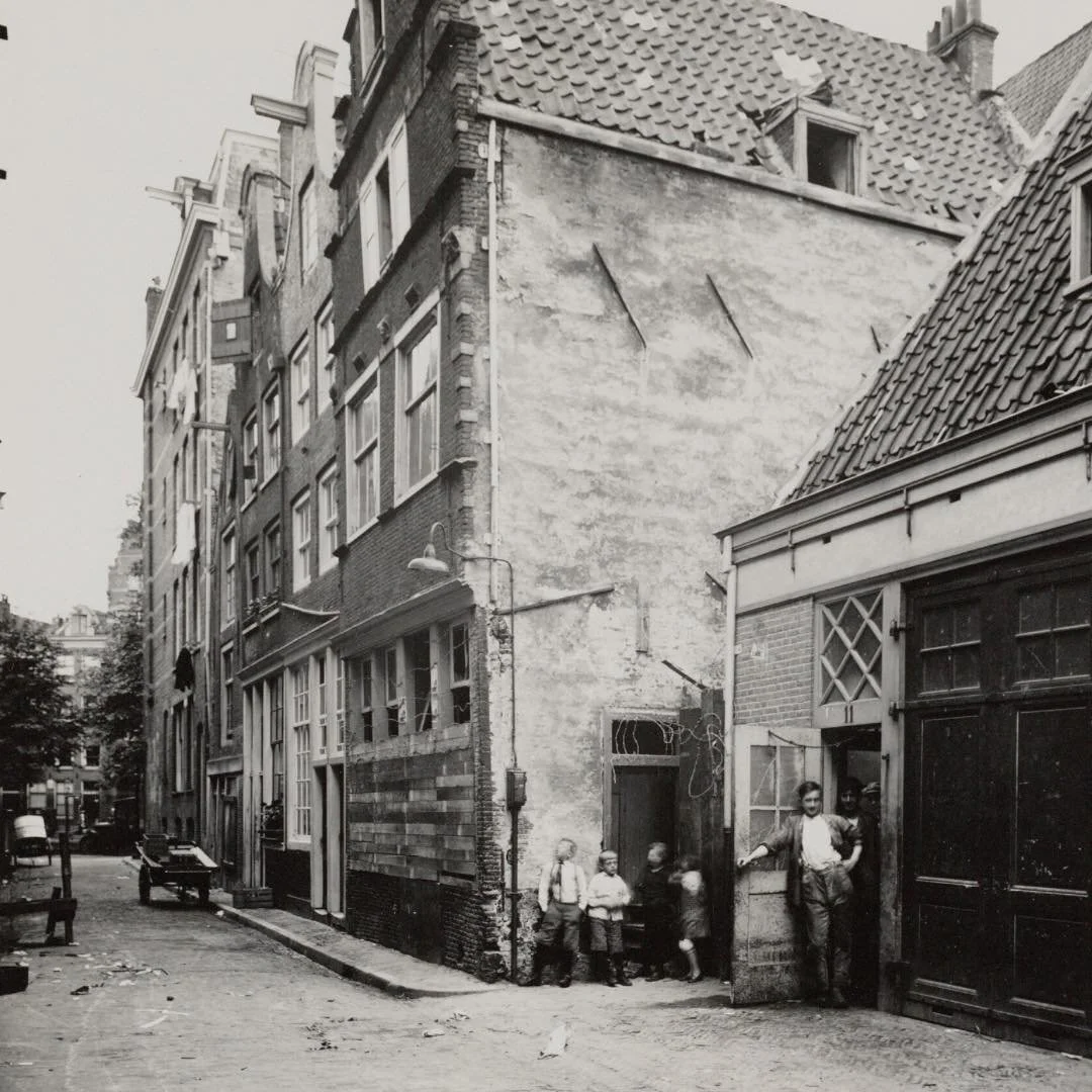 1929 &amp; Now: we start this day with a photo of the houses at Passeerdersstraat 1-11 (frtl). In the back of the photo, Prinsengracht is visible. The building at Passeerdersstraat 7 fell into disrepair and was demolished not long after this 'then' p