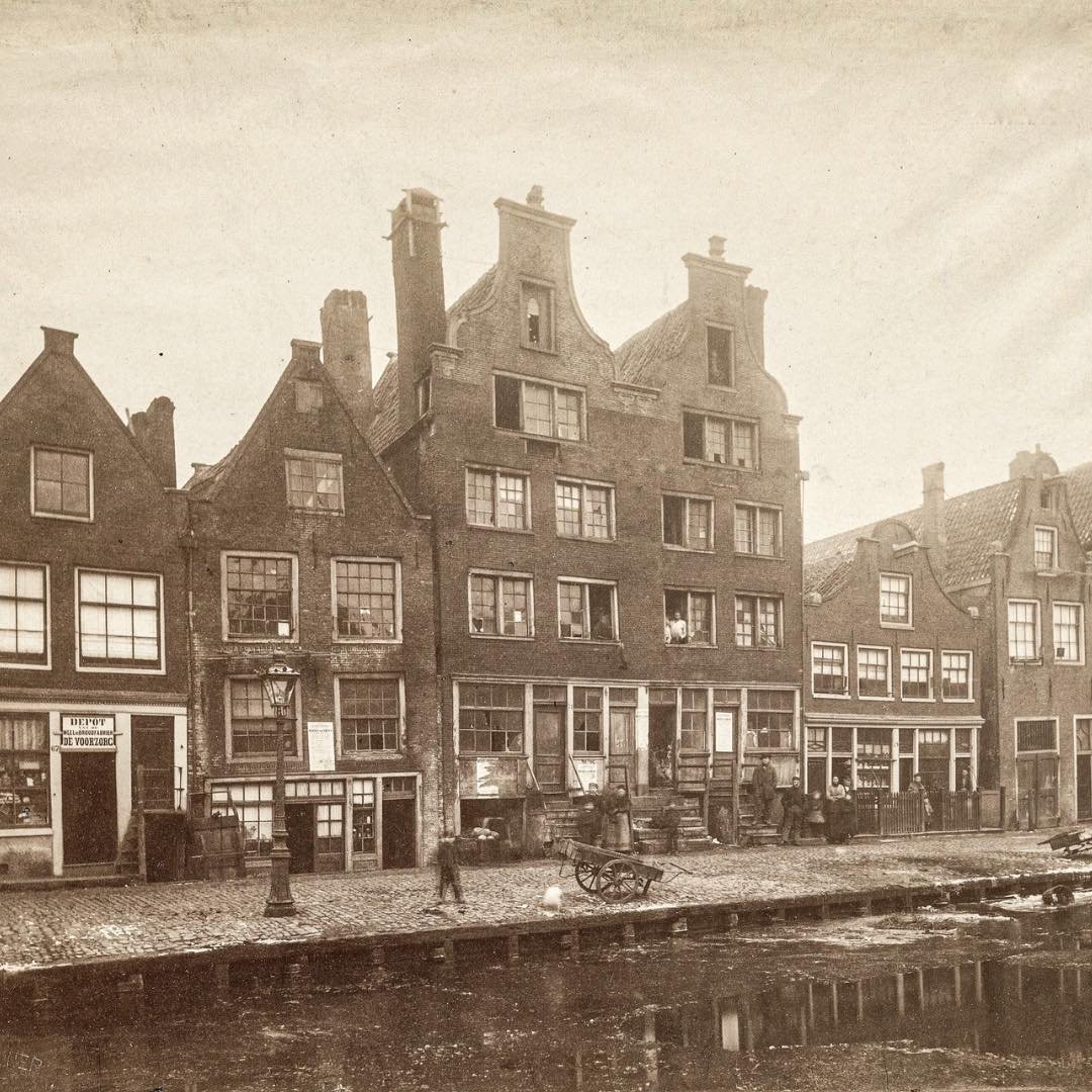 1880 &amp; Now: we start this week with the houses of Elandsgracht 69-101 and a canal that wasn&rsquo;t filled in yet. The houses of Elandsgracht 71-77 were also known as the &lsquo;Fort van Sjakoo&rsquo;. The building was named &lsquo;fort&rsquo; be