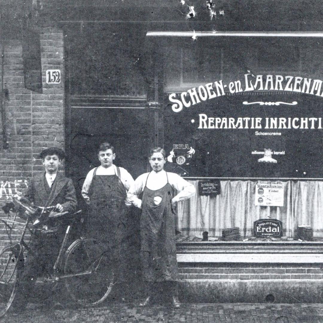 1922 &amp; Now: in this photo you see Eerste Helmersstraat 152, home to the shoe repair shop of A.W. Lattmann, who is visible in the middle of the photo. #thenandnowamsterdam