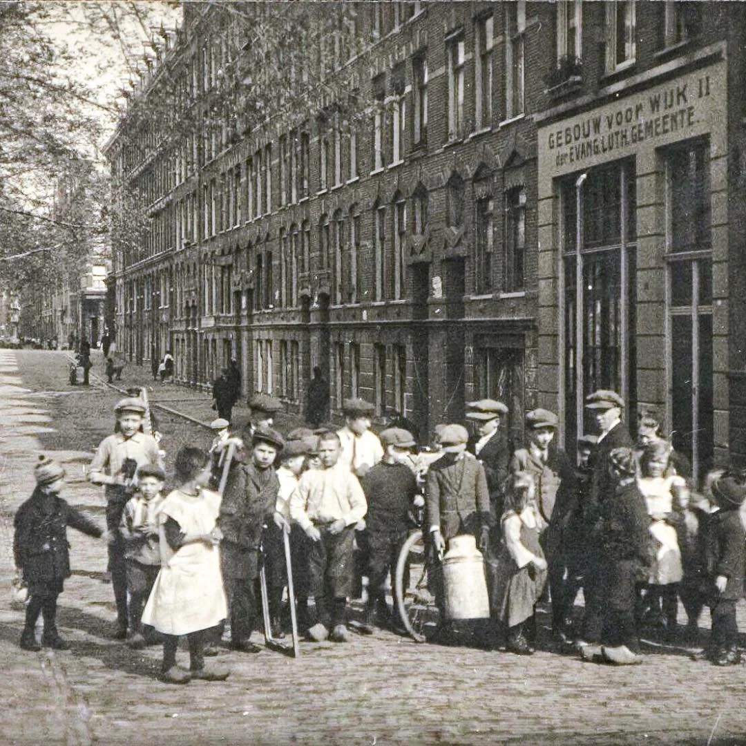 1910 &amp; Now: the photo in today&rsquo;s post was taken at Bilderdijkkade on the corner with Jacob van Lennepstraat (on the right, out of frame), and looking in the direction of Kinkerstraat. The building on the right, at Bilderdijkkade 99, used to
