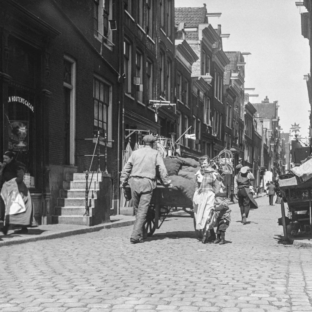 1902 &amp; Now: isn&rsquo;t this an awesome photo? In this post you see the houses of Hazenstraat 70-50, seen from Elandsgracht and looking in the direction of Elandsstraat. The photo was taken by none other than Jacob Olie (1834-1905). #thenandnowam