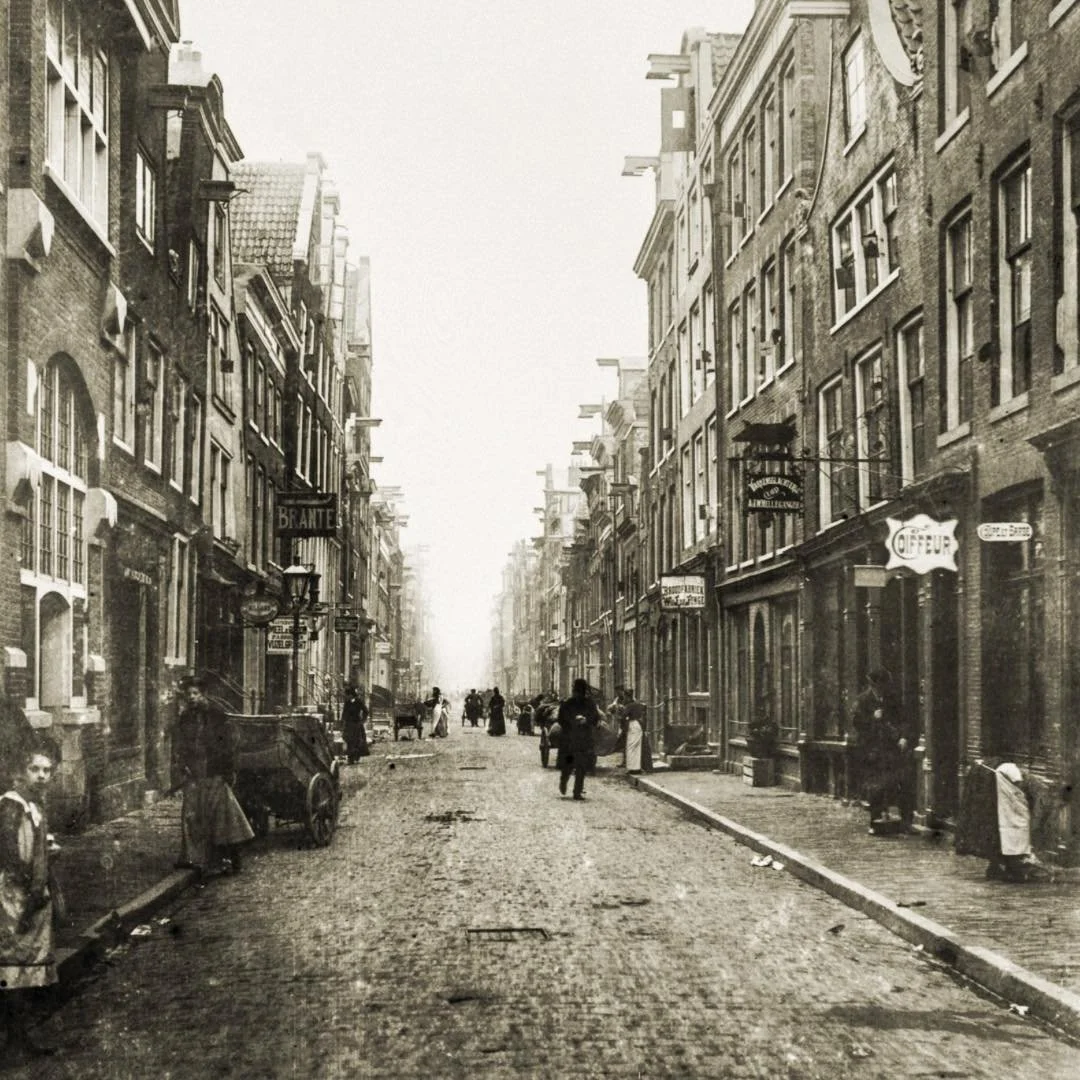1906 &amp; Now: if you frequent this place, either for food or the bars, you probably recognize this street immediately. In this post you see Lange Leidsedwarsstraat 9, 13, 15 and up (on the left), and Lange Leidsedwarsstraat 74, 76, 78 and up (on th