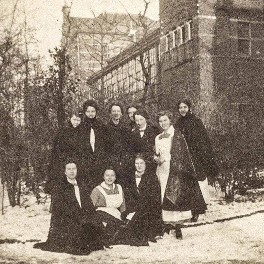 1919 &amp; Now: did you recognize where this photo was taken? In this post you see a group of nurses on the Wilhelmina Gasthuis hospital grounds at Eerste Helmersstraat 104. Close to the former Buitengasthuis and Pesthuis, they started with the const