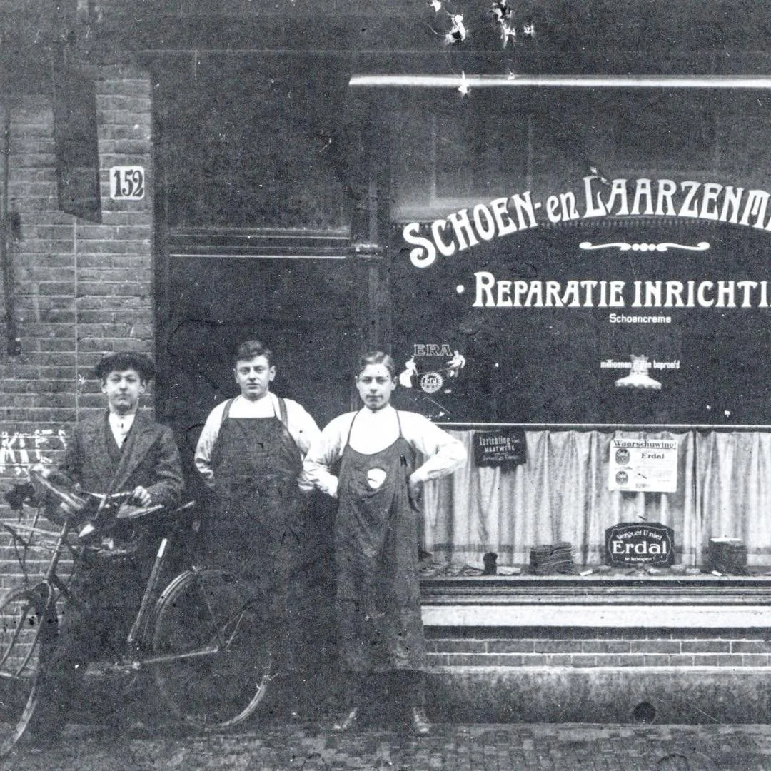1922 &amp; Now: in this photo you see Eerste Helmersstraat 152, home to the shoe repair shop of A.W. Lattmann, who is visible in the middle of the photo. #thenandnowamsterdam