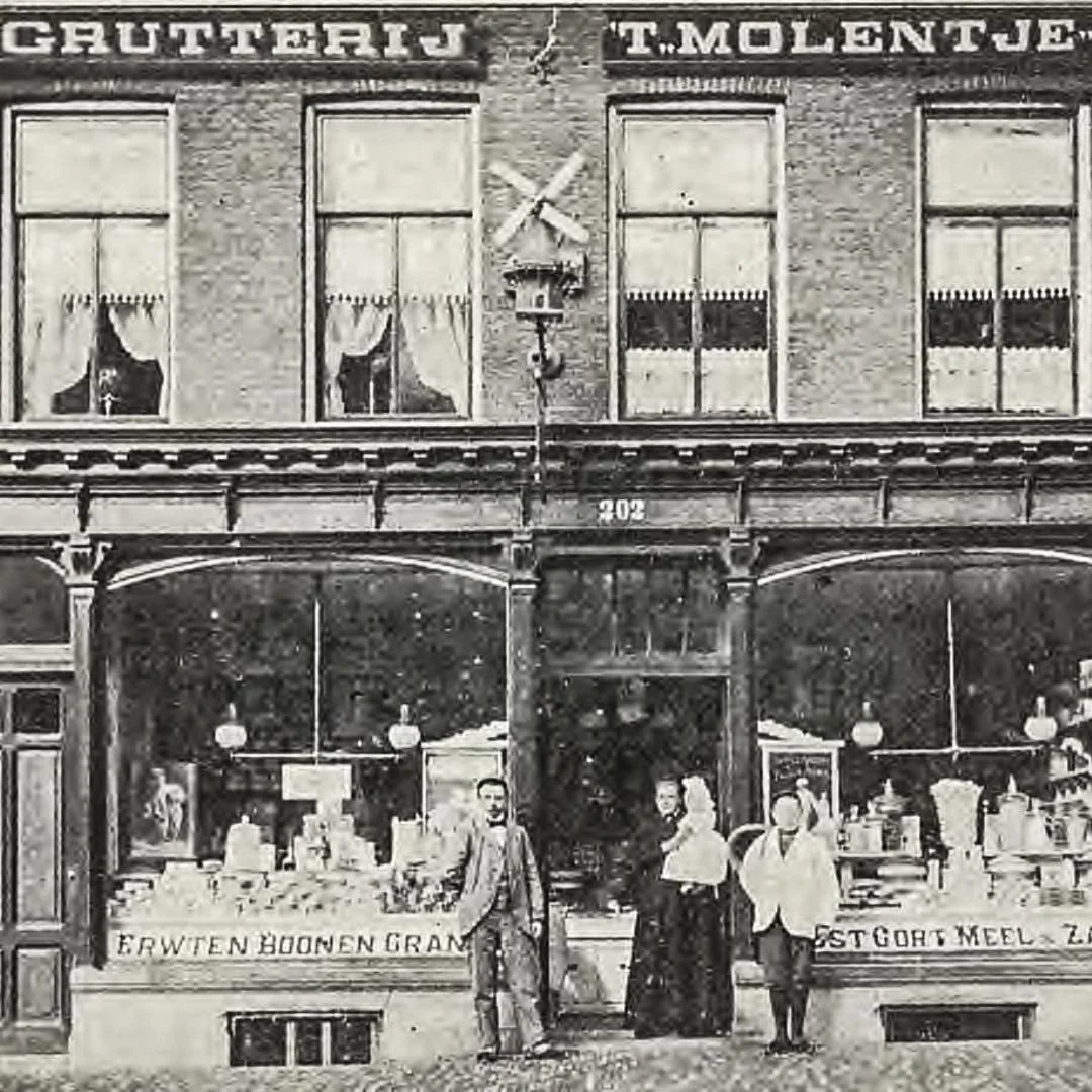 1899 &amp; Now: in this photo you see Bilderdijkstraat 202, also known as 'Grutterij 'T Molentje' - a store selling peas, beans, grains, barley, and seeds. The store was owned by Gijsbertus Versloot, who stayed at this address up until 1935. #thenand