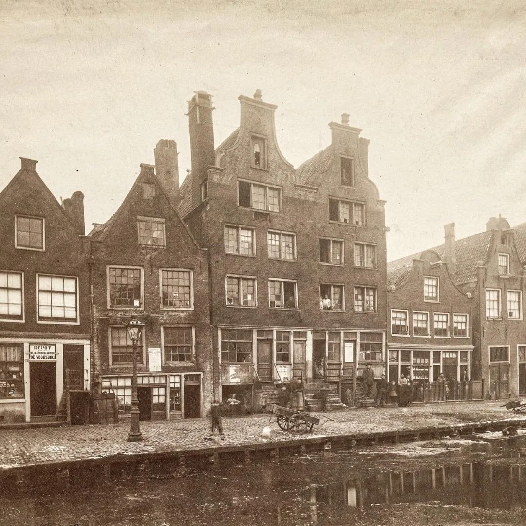 1880 &amp; Now: we start this week with the houses of Elandsgracht 69-101 and a canal that wasn&rsquo;t filled in yet. The houses of Elandsgracht 71-77 were also known as the &lsquo;Fort van Sjakoo&rsquo;. The building was named &lsquo;fort&rsquo; be