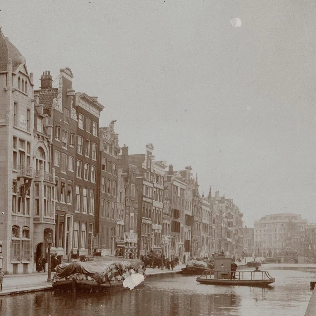 REPOST 🔃 1920 &amp; Now: in today's post I share another 'did-you-know-this-street-was-a-canal' photo with you. But let's be honest, it never gets old right? In this photo you see Rokin 63-67 and up, looking south. The alley on the left is that of W