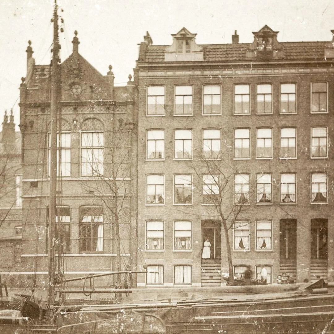 1900 &amp; Now: in this post you see the houses at Marnixkade 1-5. The building on the left is that of the Marnixschool. On the right, just out of frame, you can find the entrance to Eerste Marnixdwarsstraat. The water in the foreground is the Singel