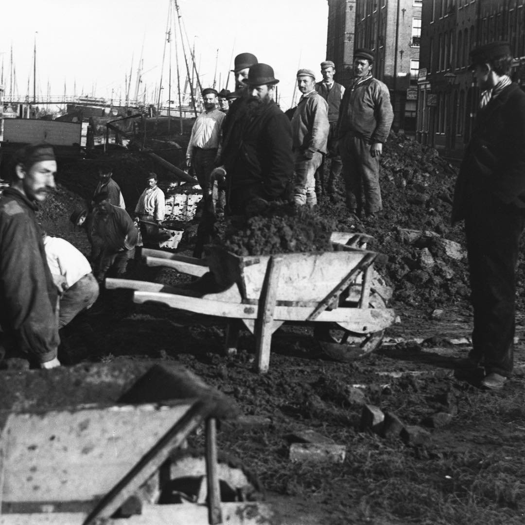 1895 &amp; Now: we start this week with a photo of Houtmankade, looking in the direction of bride no. 346 in between Tasmanstraat (on the left) and Van Diemenstraat (on the right). On the left, the Westerkanaal is visible. On the right, from right to