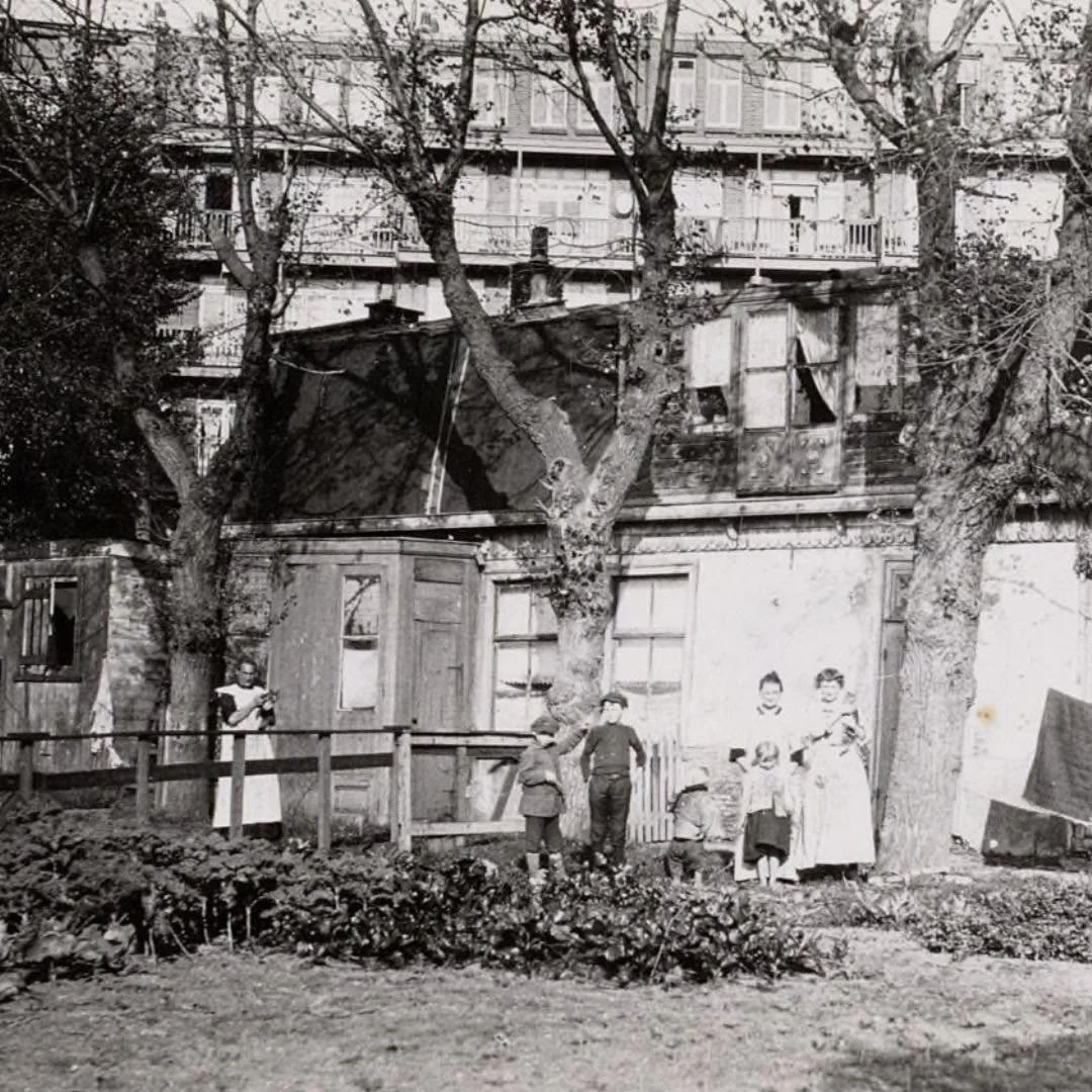1917 &amp; Now: it's hard to imagine what this area looked like back in the day, but luckily there are still some photos available that give us a glimpse of Amsterdam life 109 years ago. This is one of them. The smaller house in the photo was situate