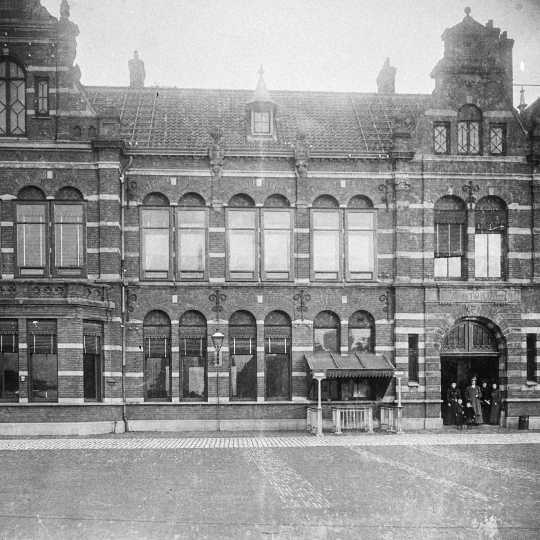 1953 &amp; Now: this lovely picture was taken at the Westergasfabriek site, at Haarlemmerweg 10 to be precise. The building was in use as office space when the older photo was taken. There is now a hotel at this address. It's not clear who the family