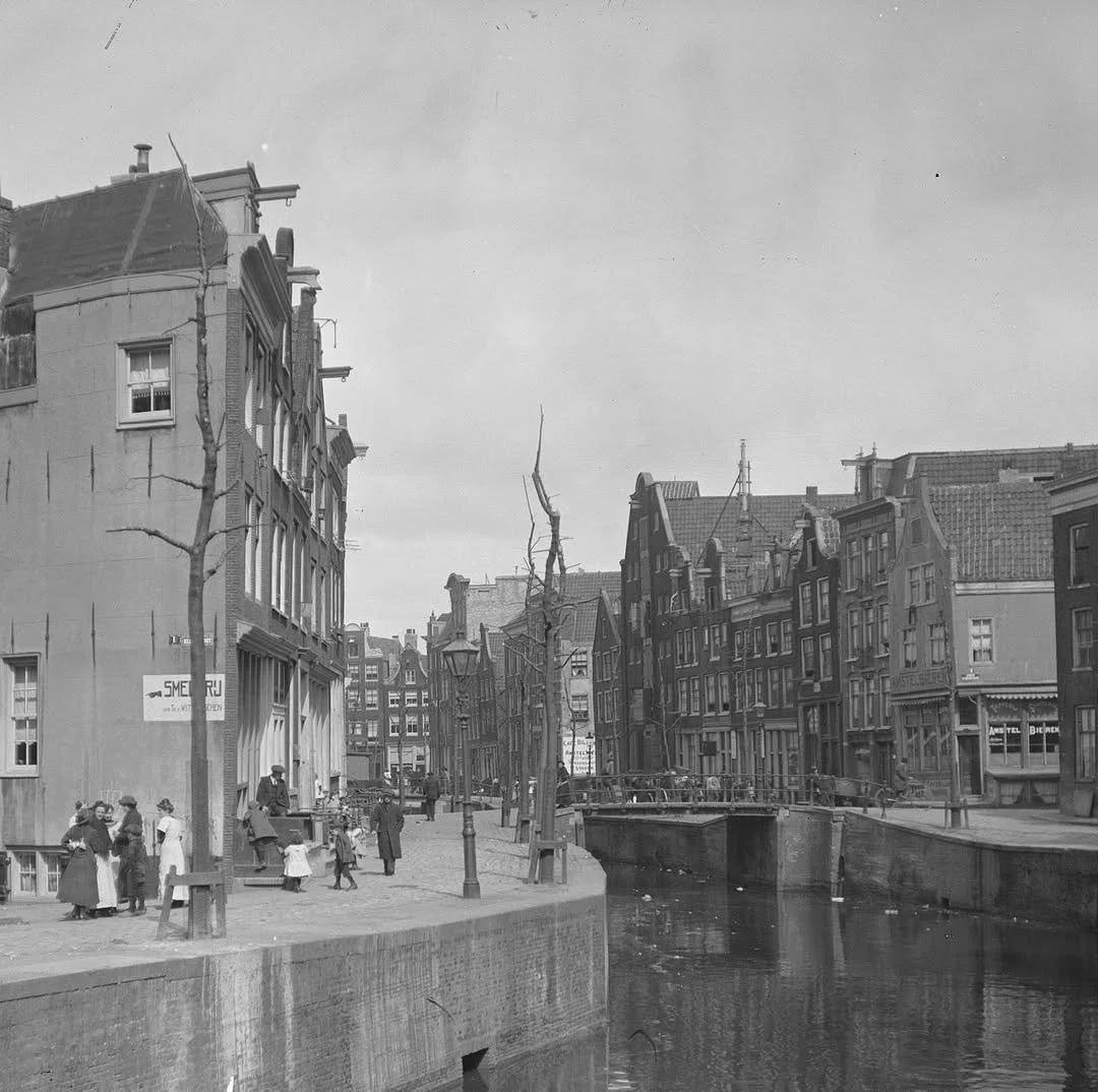 REPOST 🔃 1915 &amp; Now: today's photo was taken in one of my favorite Amsterdam neighborhoods, the Lastage neighborhood/Nieuwmarktbuurt. This photo was taken at the Korte Dijkstraat bridge looking north. On the left you see Krom Boomssloot 36-26 an