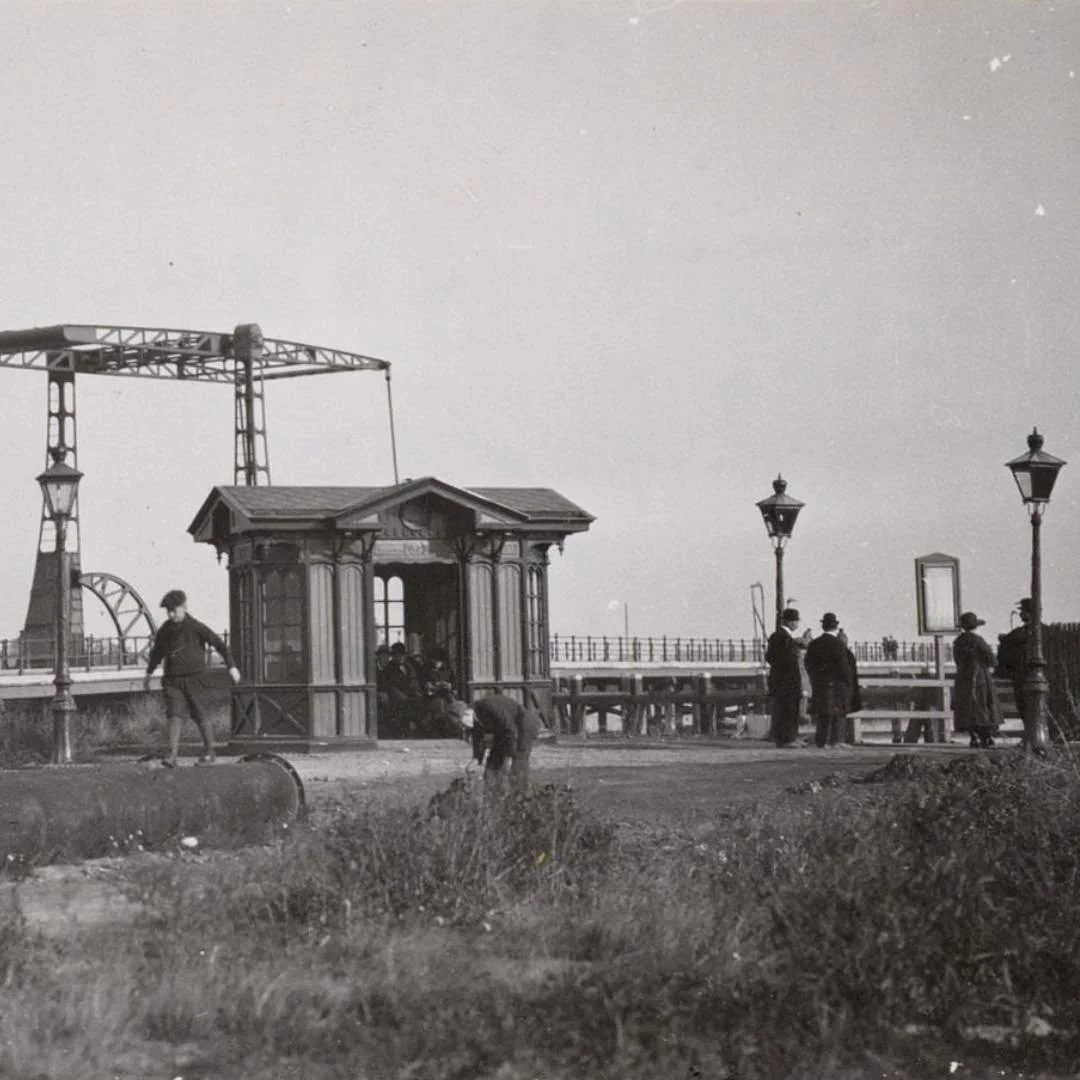 1922 &amp; Now: isn't this an awesome photo? This area looks completely different nowadays. The photo was taken at T.t. Vasumweg, close to house number 4 and next to the NSM-bridge that crosses Zijkanaal I. Back on the day, one was able to take a fer
