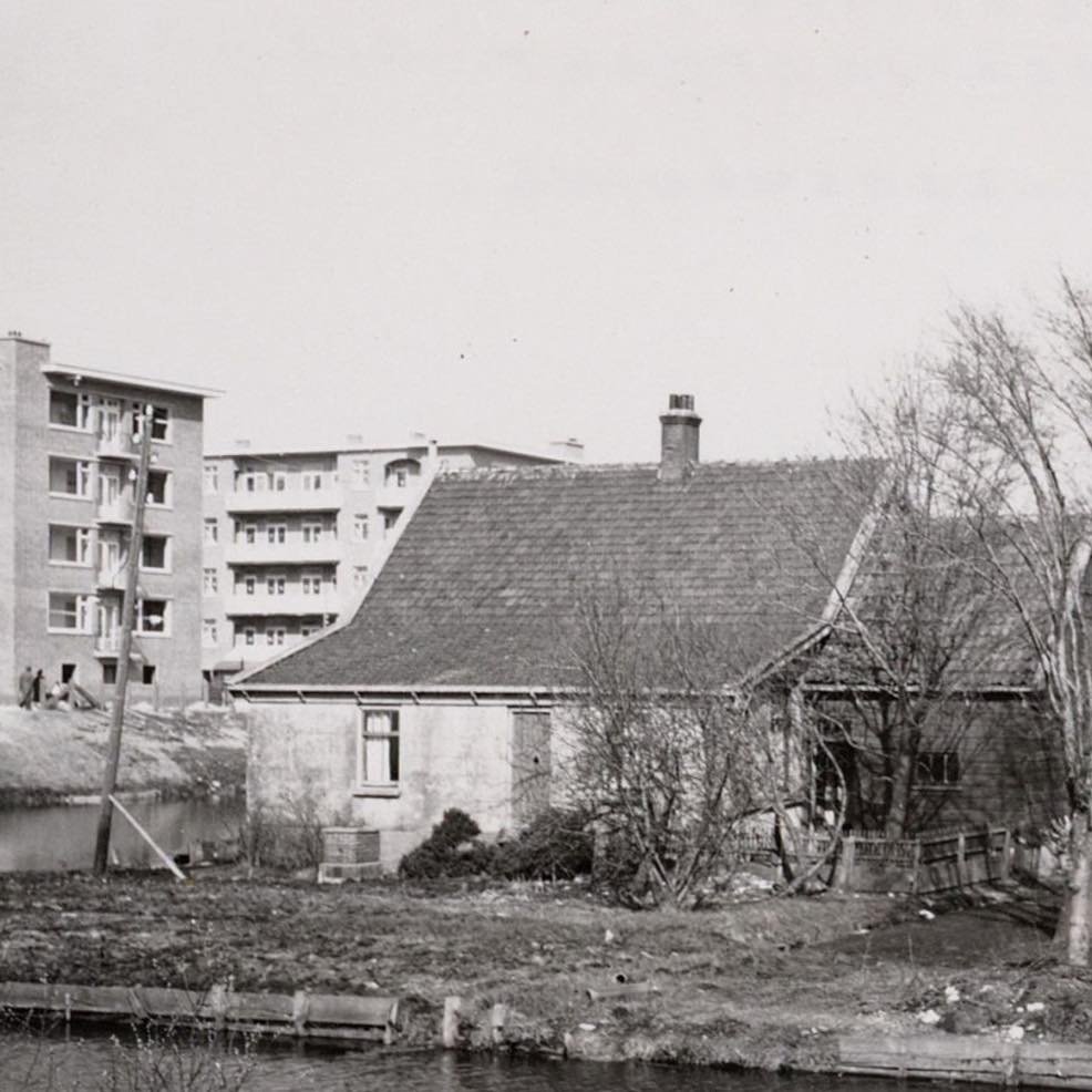 1940 &amp; Now: we start this week with a post of the houses next to the Erasmusgracht. The photo was taken on Mercatorstraat, looking in the direction of the apartment buildings at Griseldestraat and Lanseloetstraat, on the opposite side of the wate