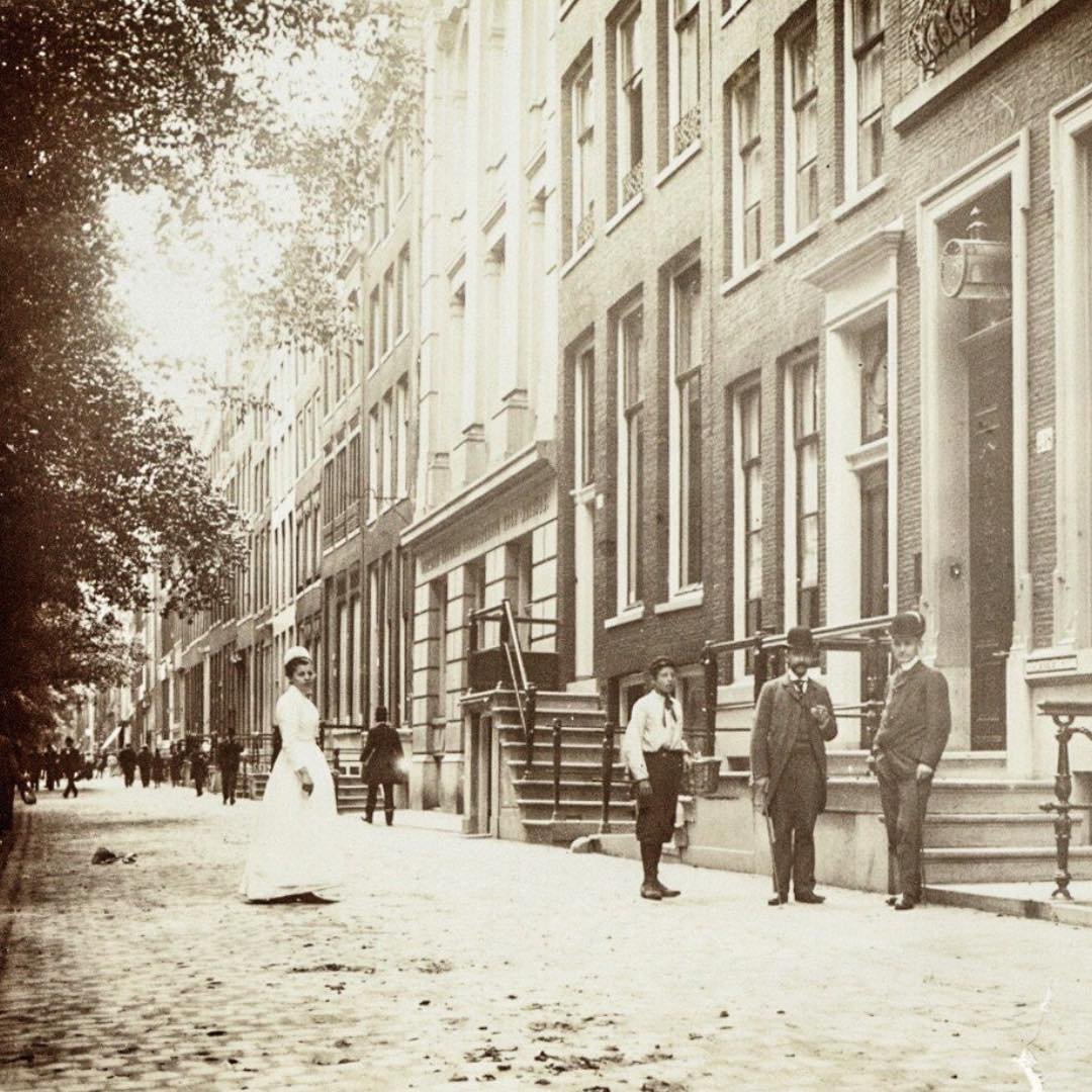 1910 &amp; Now: in today's post I'd like to share a photo of Keizersgracht with you all. This beautiful image was taken 115 years ago and gives you an idea of what this canal was like back in the day. On the right of the photo, Keizersgracht 258 is v