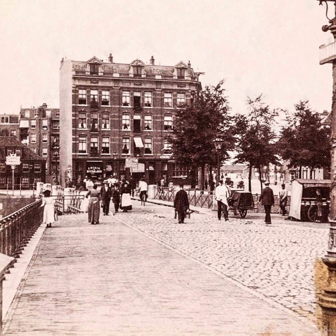 c. 1890 &amp; Now: In this post, you can see the Raampoort Bridge (no. 165) spanning the Singelgracht. The photo was taken on Marnixstraat, near the Bullebaksluis, looking towards Tweede Hugo de Grootstraat, which is visible on the right-hand side of