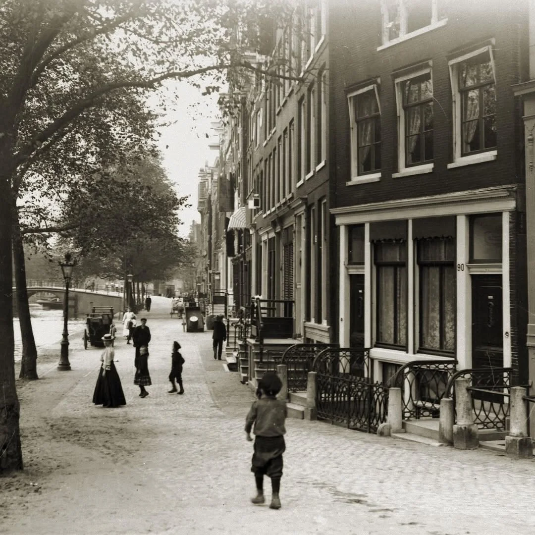 REPOST 🔃 1906 &amp; Now: do you know what Brouwersgracht looked like decades ago? In today&rsquo;s post you see Brouwesgracht 90-180, looking at bridge 57 and Prinsengracht 2-6 in the back of the photo. Even though the &lsquo;then&rsquo; photo was t