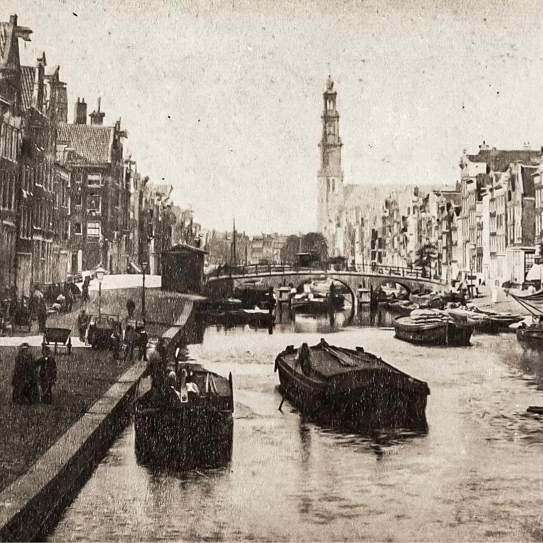 1886 &amp; Now: in this photo, you can see the houses at and beyond Prinsengracht 310 on the left-hand side. The photo was taken from the Runstraat bridge, looking towards Westermarkt. The bridge visible in the background is the Berensluis, connectin