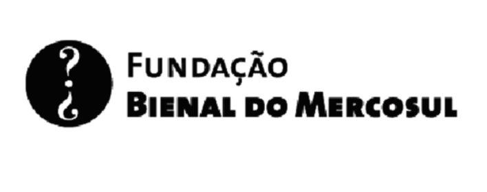 Logotipo da Fundação Bienal do Mercosul, com um ponto de interrogação no círculo preto à esquerda e o nome da fundação escrito à direita.