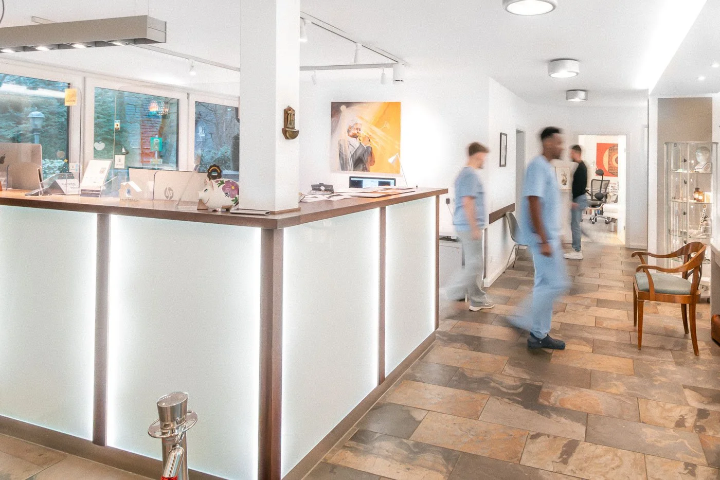 Rezeptionsbereich in der Arztpraxis Dr. Giesen mit Empfangstresen und Mitarbeitern.