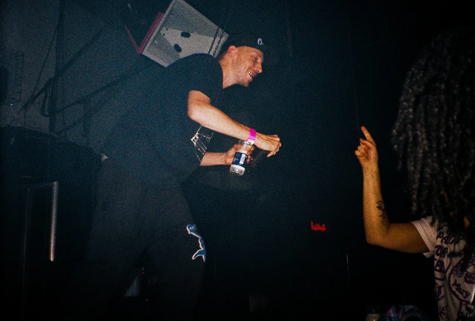 Mc Sox standing on stage woth a beer on hand