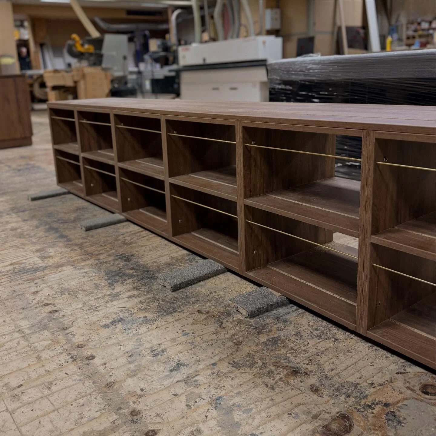 Some stunning kitchen shelving ready to be sent out✨

Smooth, Seamless and Seriously Skillful🔨