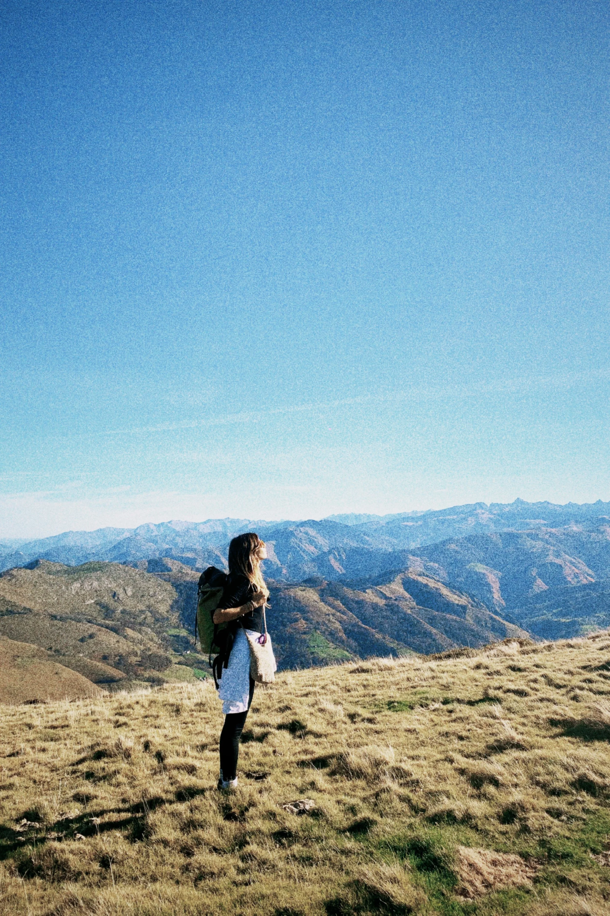 Alexia, fondatrice de À Kœur Ouvert en randonnée au Pays Basque