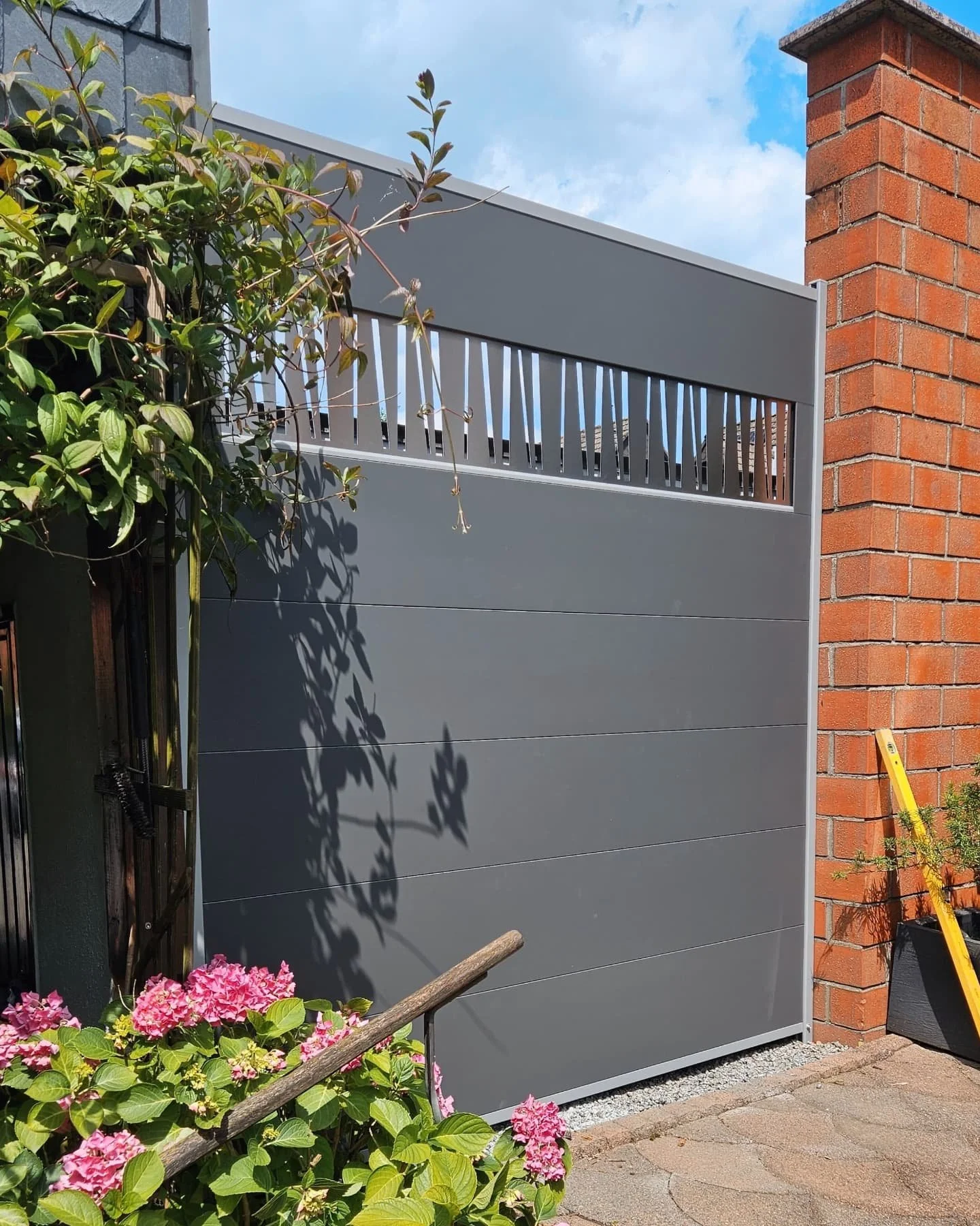 Modernes Design &amp; Langlebigkeit 🧑&zwj;🎨

Wir unterst&uuml;tzen Sie gerne dabei Ihren Garten oder Ihre Terrasse kreativ und pflegeleicht zu gestalten. 

Mehr dazu auf www.linea-zaun.de 

#lineazaun #zaun #zaunbau #zaunbauer #traumgarten #garteng