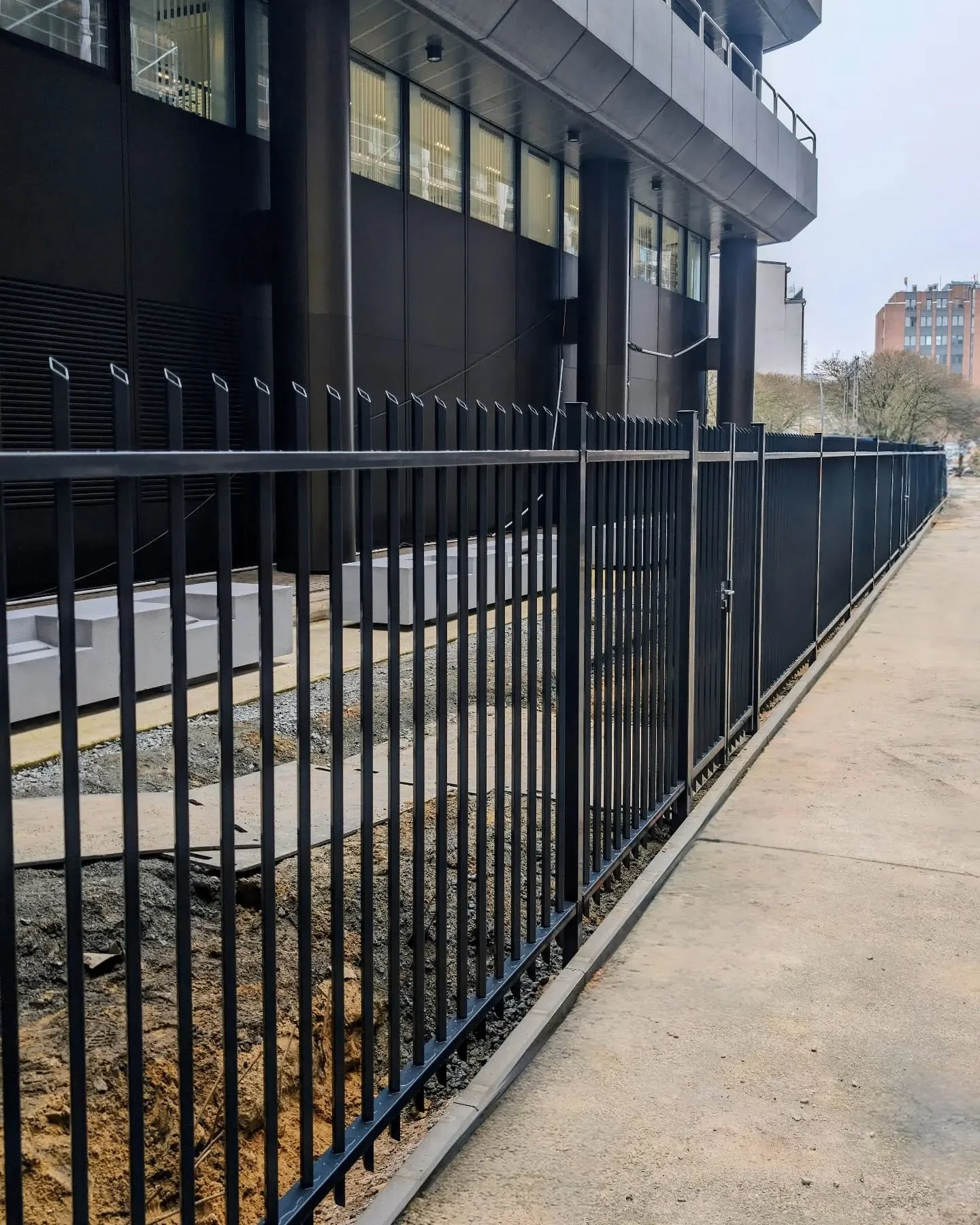 Diese Woche ging es f&uuml;r uns nach Hamburg. ⚓

Wir durften bei den Umbauma&szlig;nahmen an der Deutschen Bundesbank in Hamburg mitwirken. 👷

Mit ihrem neuen Zaun wurden die Sicherheitsstandards weiter erh&ouml;ht und gleichzeitig das &auml;stheti