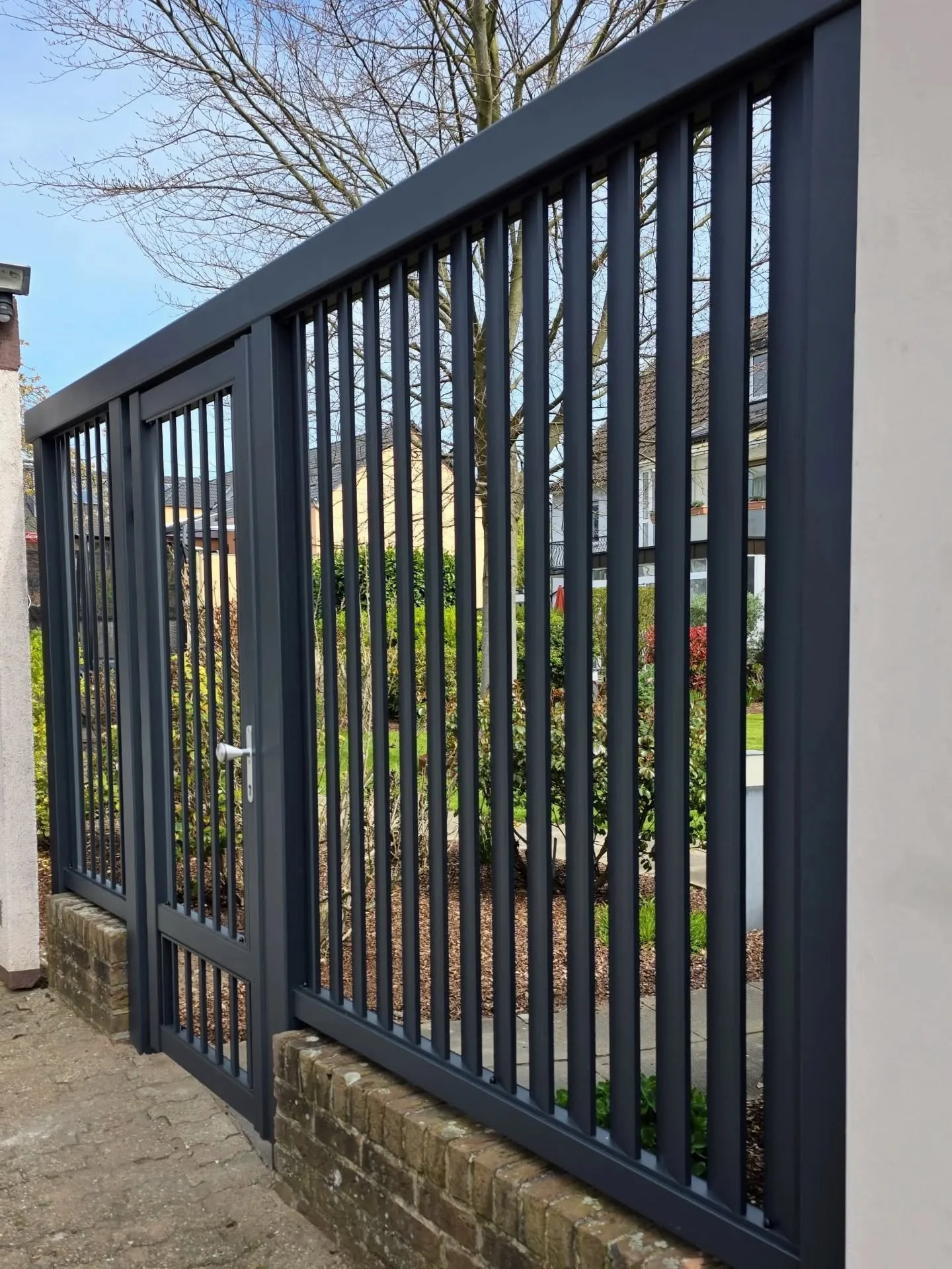 Vorher Holz, jetzt Aluminium.

Gleiche Optik &ndash; aber deutlich langlebiger, pflegeleicht und modern.
Gef&auml;cherte Lamellen, sauber umgesetzt mit System von @brix_zaun_muenchen

So macht ein Zaun nicht nur dicht, sondern auch was her. 💪

#vorh