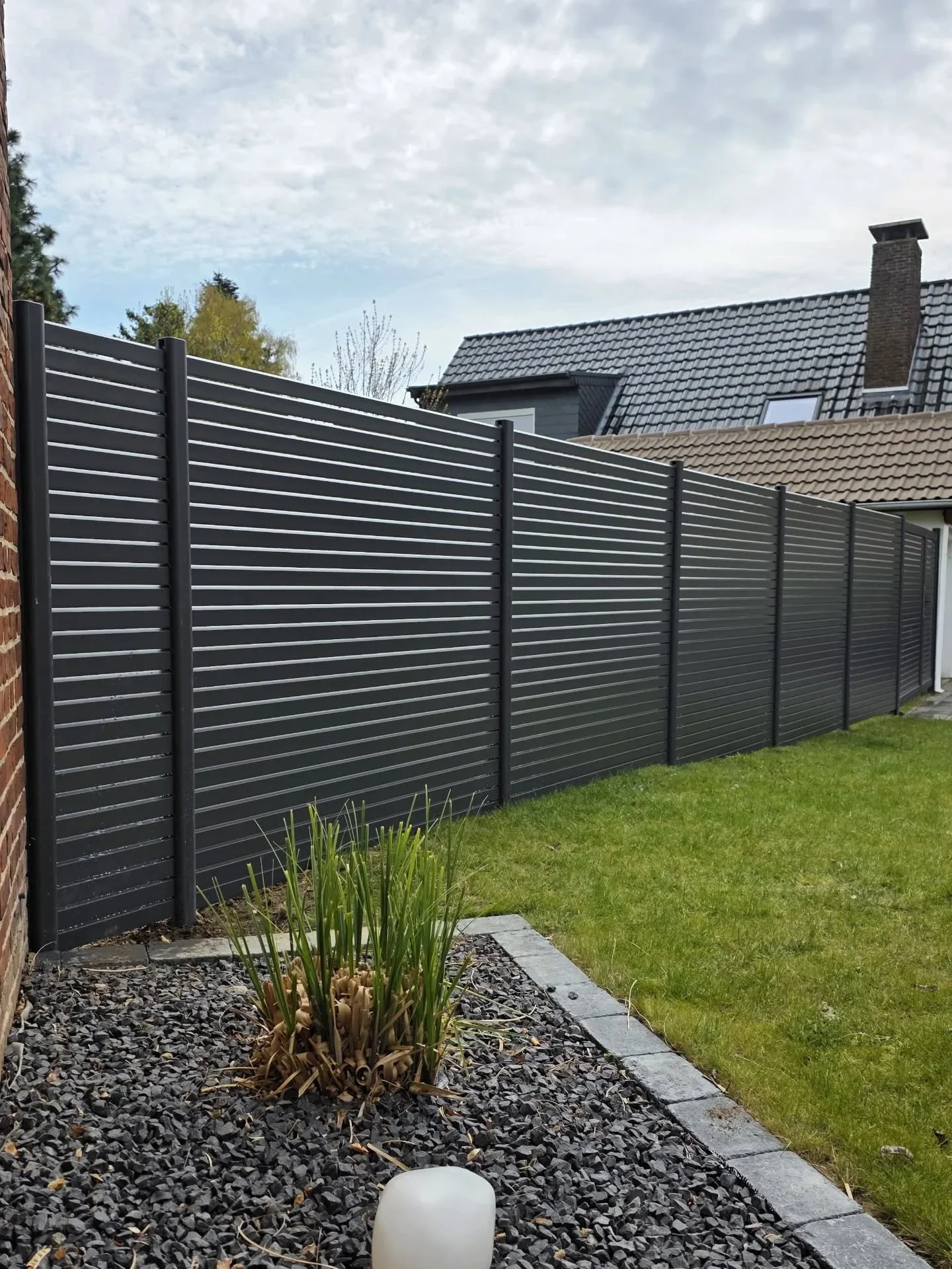 Modern, pflegeleicht und zeitlos &ndash; das Aluminium Rhombus System in Anthrazit von @traumgarten.de
Die Rhombusprofile bieten optimalen Sichtschutz und lassen gleichzeitig Licht durch &ndash; genau die richtige Balance 💚
Klare Linien, maximale Pr