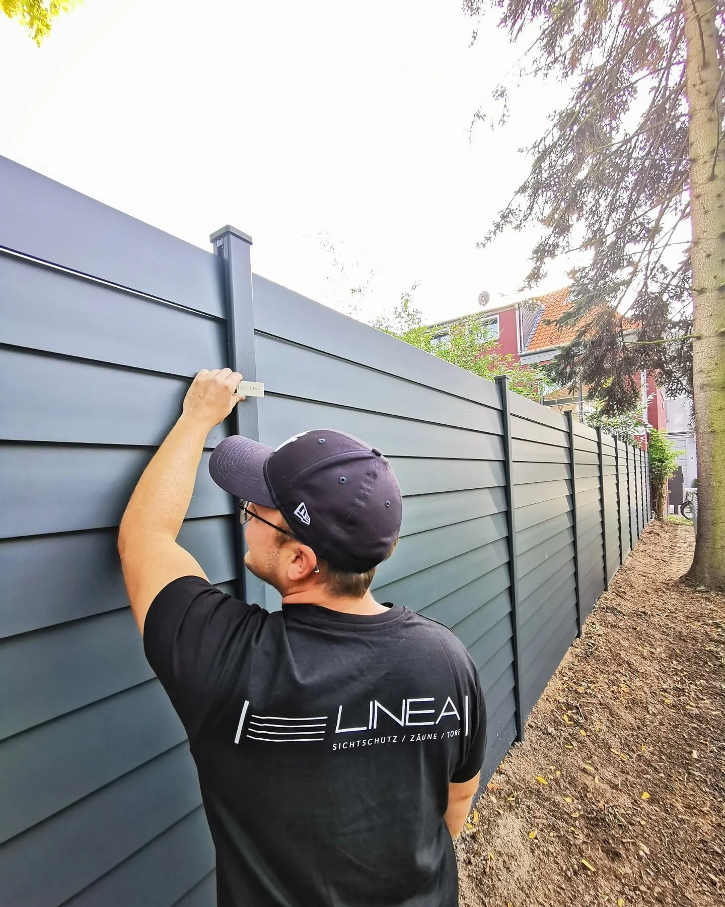 Zaunmontage durch Linea Fachbetrieb - moderner Aluminiumzaun im Garten.