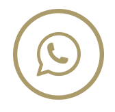 Wit telefoonaccessoire met het WhatsApp-logo op een goudkleurige achtergrond.