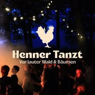 Logo von Henner Tanzt in fetter Schrift: Untertitel "Vor lauter Wald & Bäumen" mit einem beigefarbenen Umriss von einem Huhn. Im Hintergrund eine Tanzkulisse