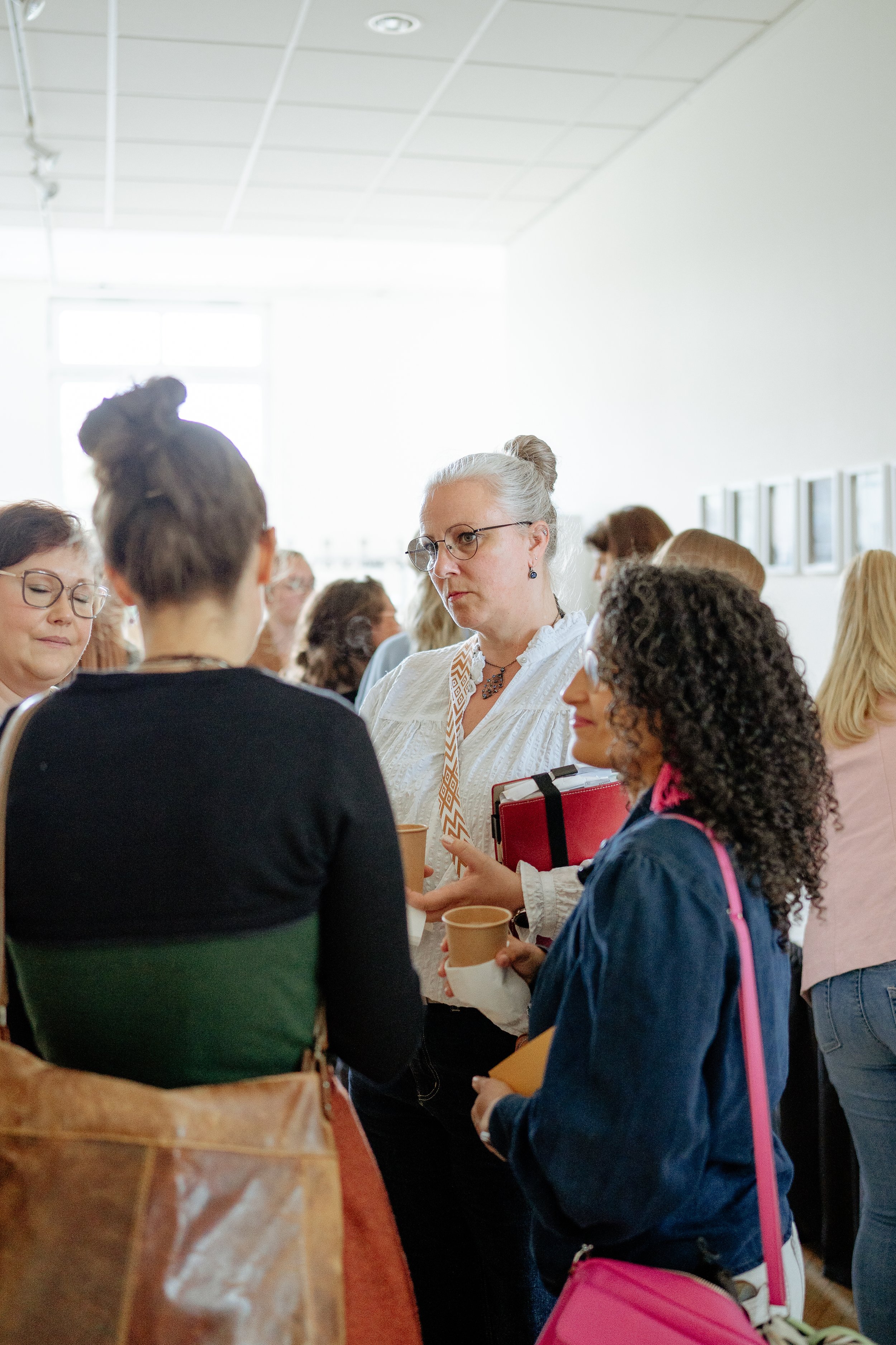 Frauen in Gespräch vertieft auf Female Health Festival