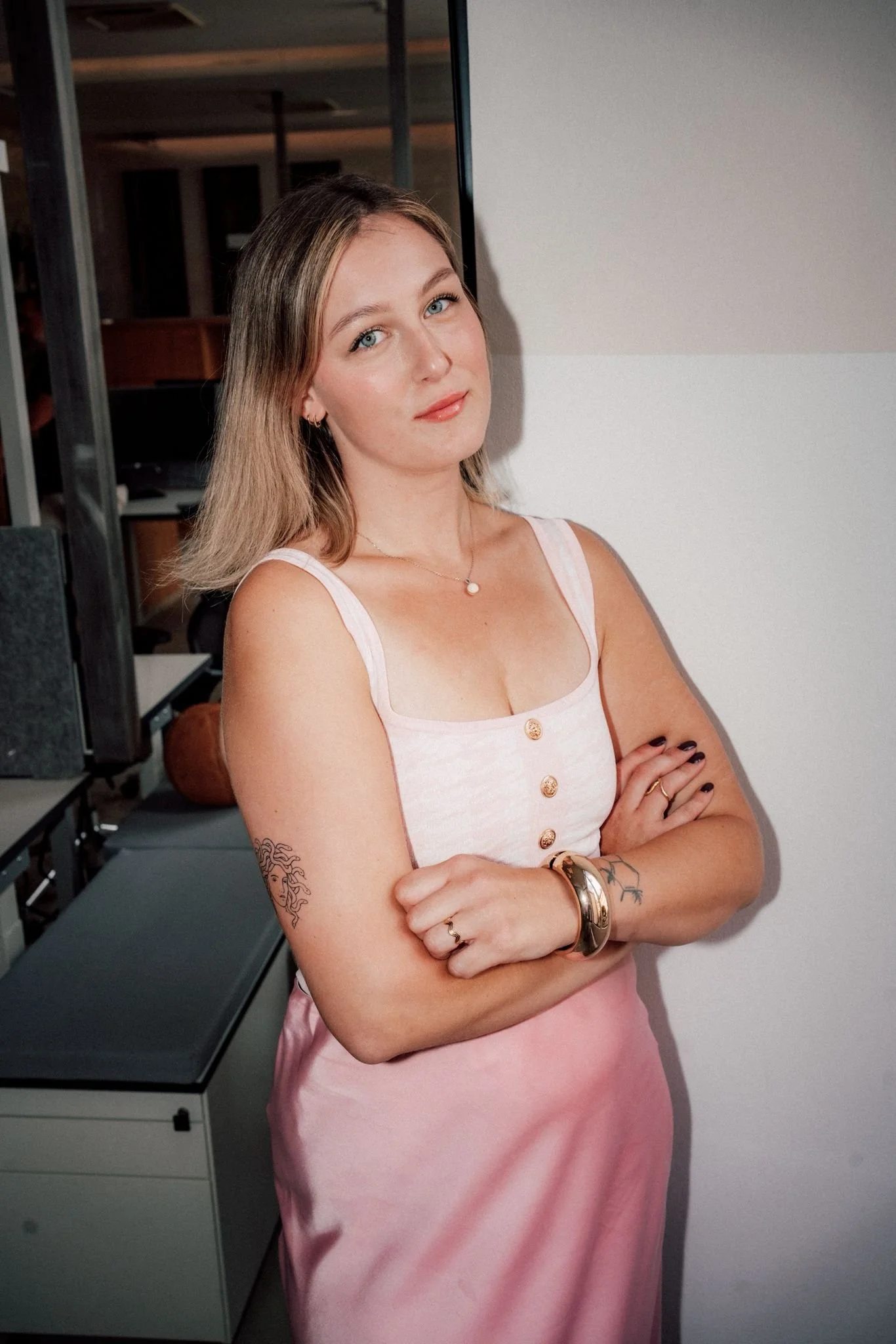 Gründerin von Bloomaya, Plattform für Frauengesundheit und Female Empowerment, selbstbewusst stehend mit verschränkten Armen