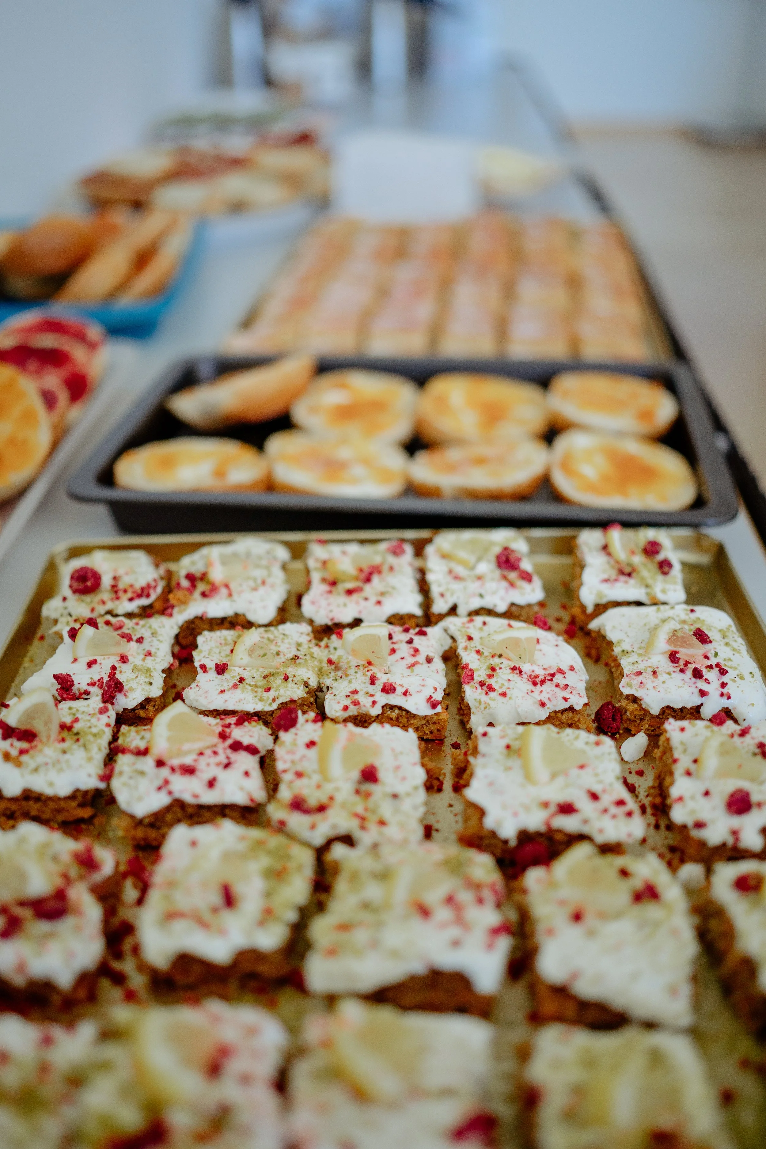 Belegte Brote und Verpflegung auf Tabletts beim Female Health Festival
