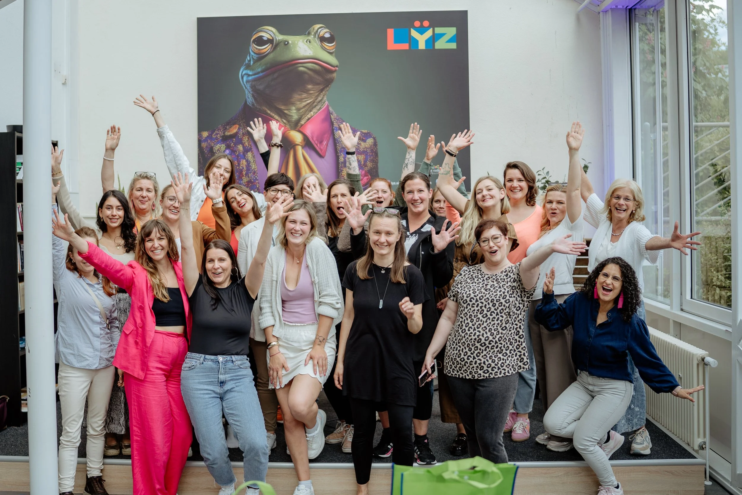 Gruppenbild Frauen auf Female Health Festival strecken Arme in die Luft