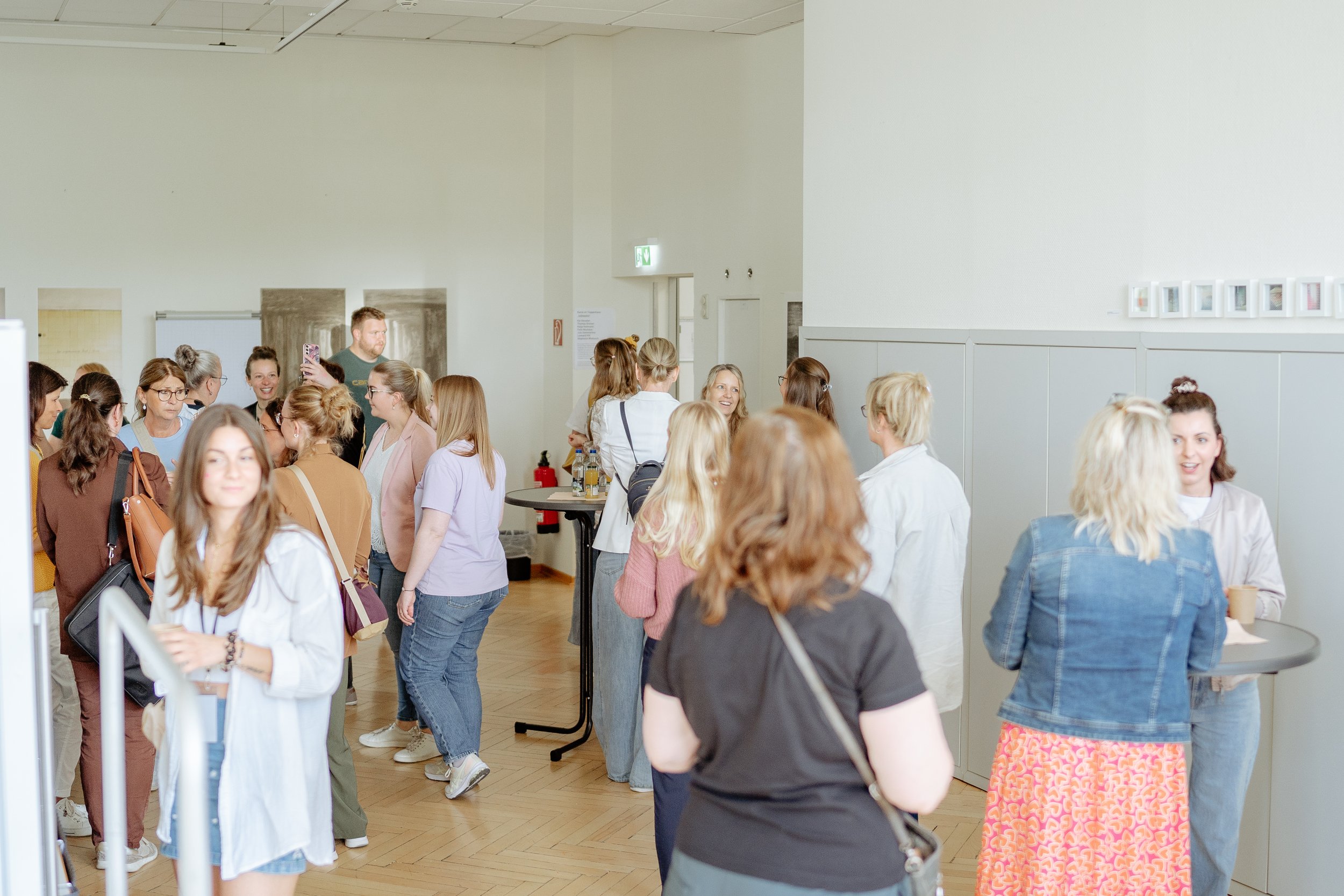 Heller Gang in dem viele Frauen in Gruppen stehen und sich unterhalten auf dem Female Health Festival
