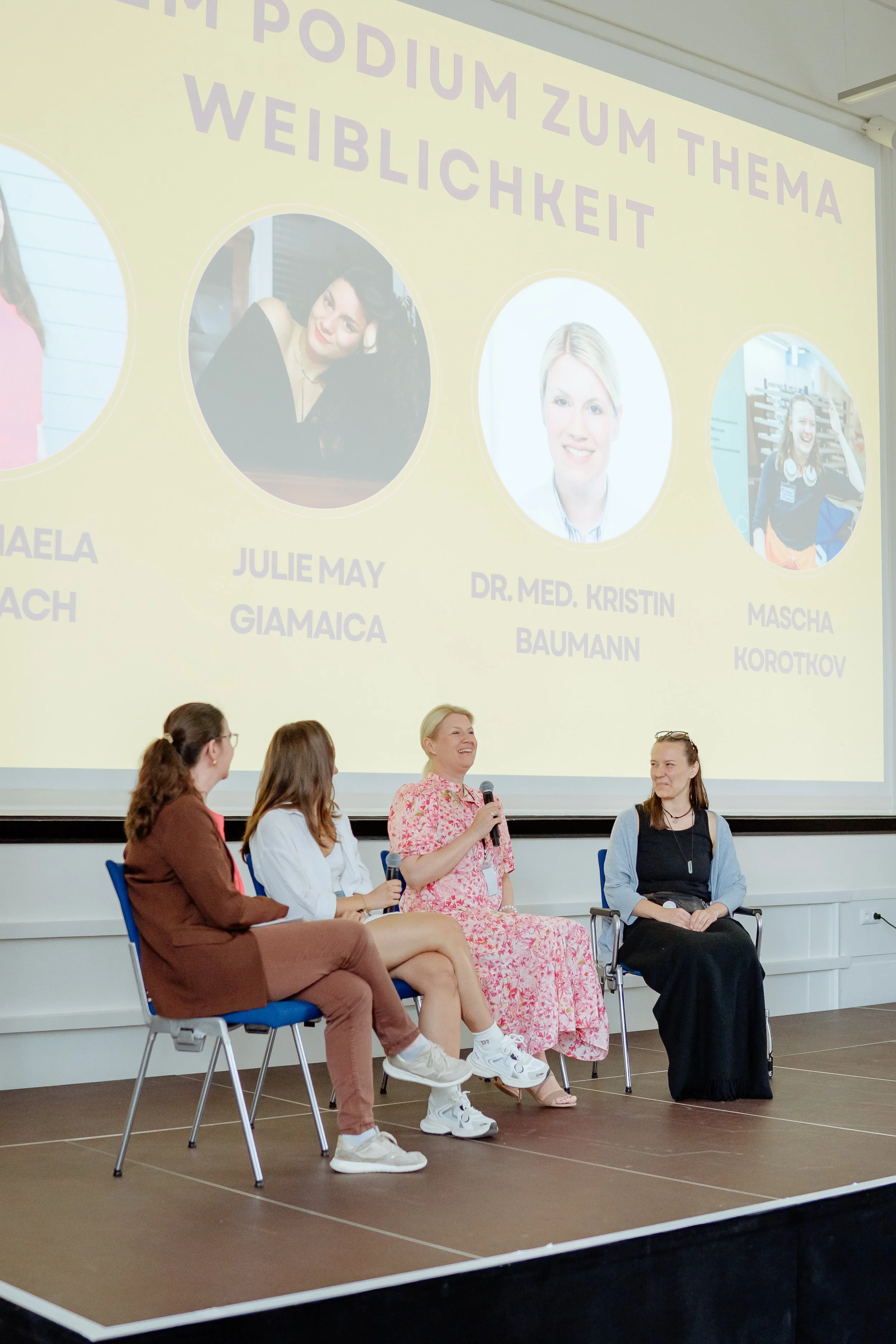 Podiumsdiskussion mit 4 Frauen auf Female Health Festival zum Thema Weiblichkeit