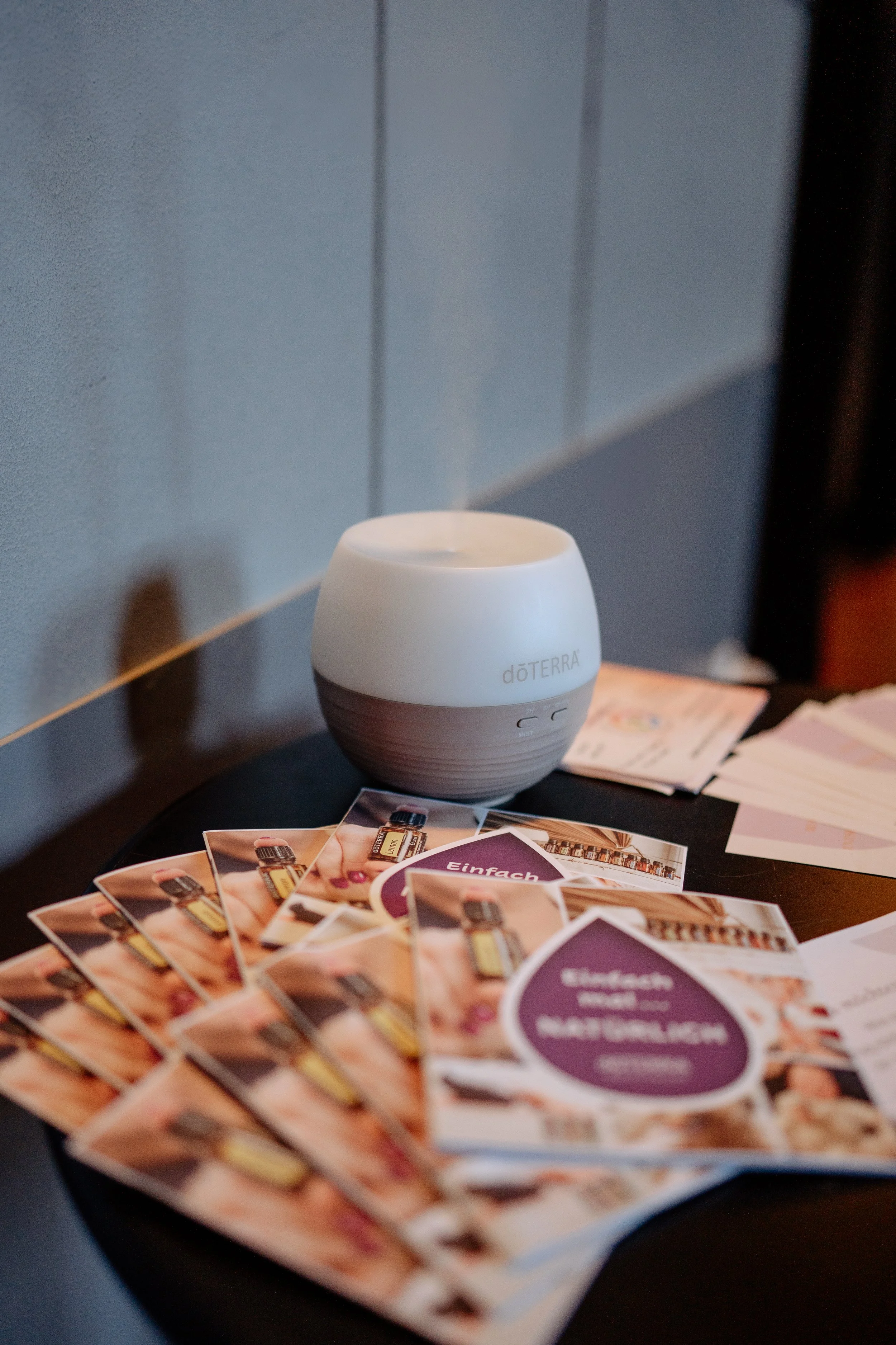 Produktfoto doTERRA mit Flyern im Vordergrund