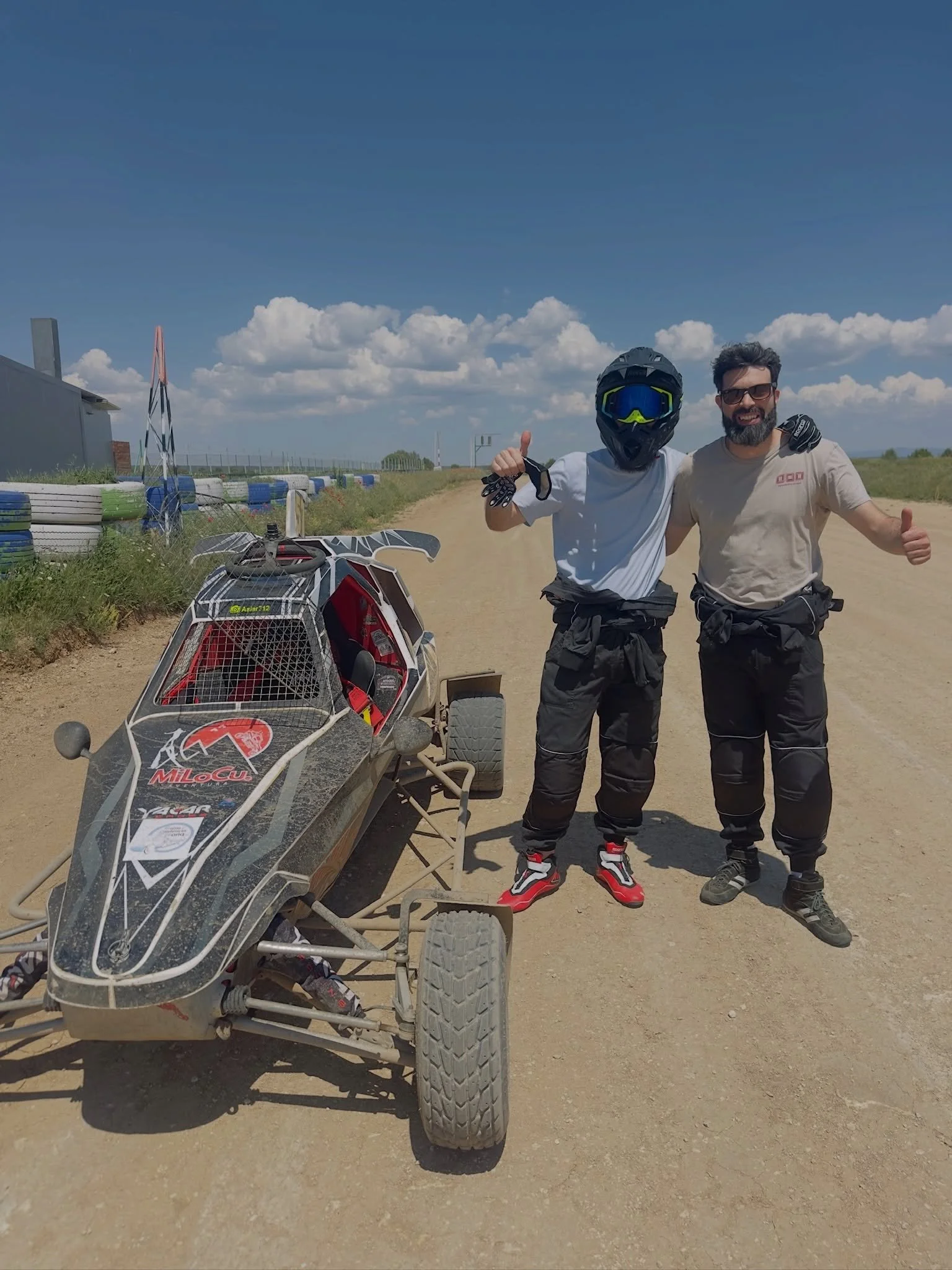 Buenos d&iacute;as chavalesssss!!! 🔥
Comenzamos semana nueva ense&ntilde;&aacute;ndoos m&aacute;s fotos de nuestra &uacute;ltima experiencia&hellip; sois muy grandes!!!🤟🏼

#milocuaventura #carcross #burgos #kartcross #motor